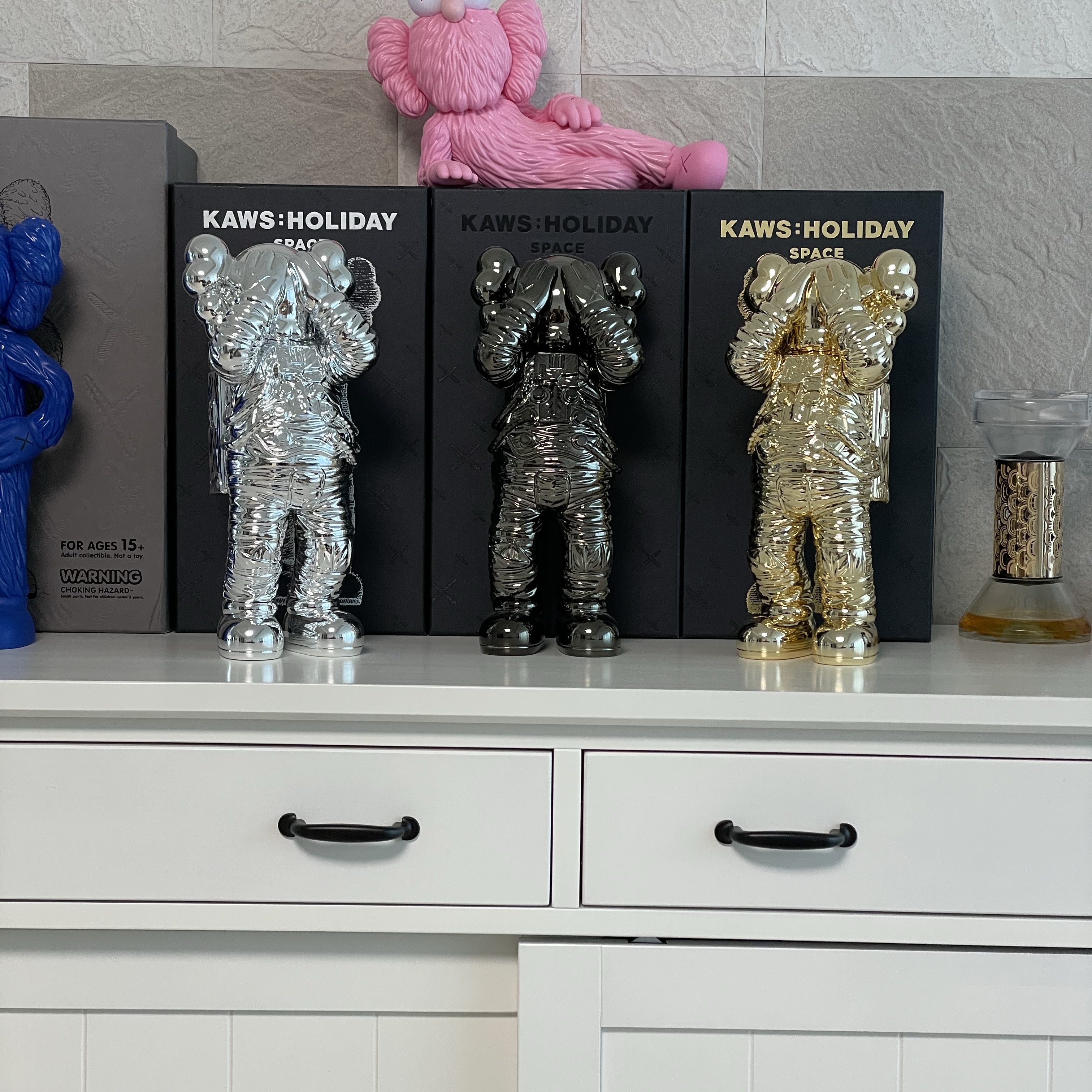 Kaws Holiday Space Figure Gold 착용 스타일 - 1
