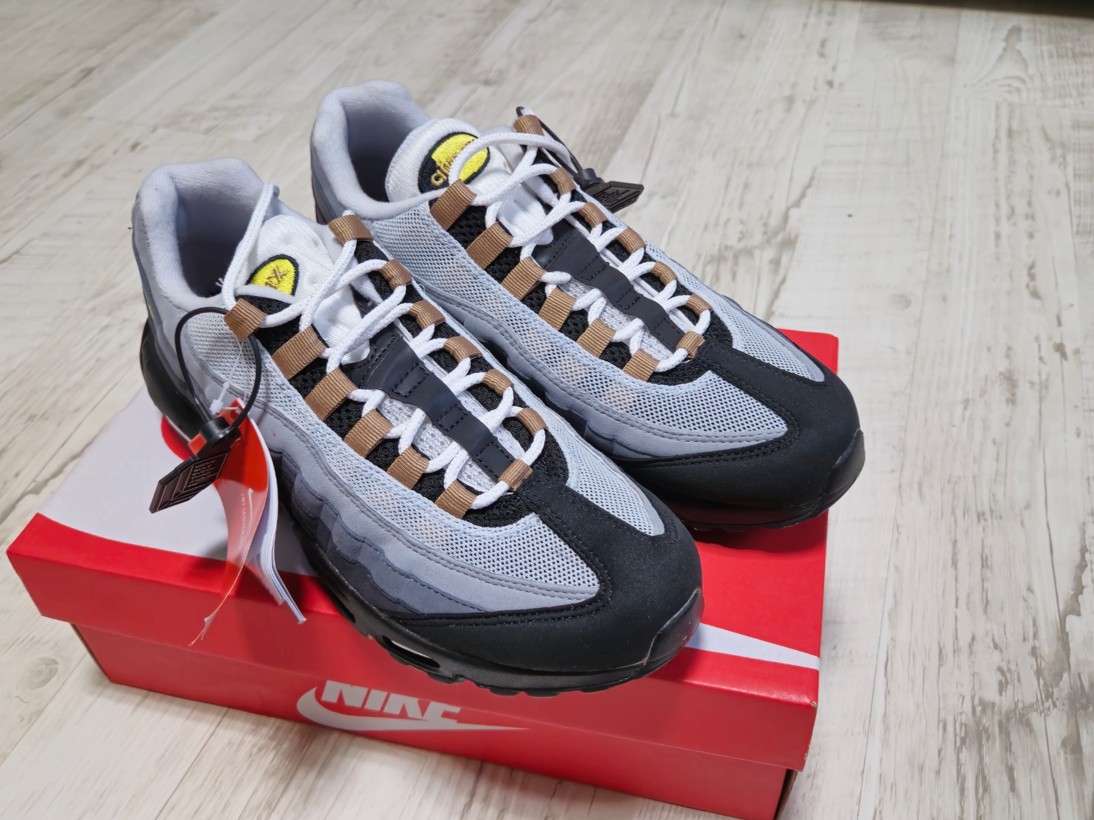 Nike Air Max 95 Wolf Grey Yellow Strike 착용 스타일 - 1
