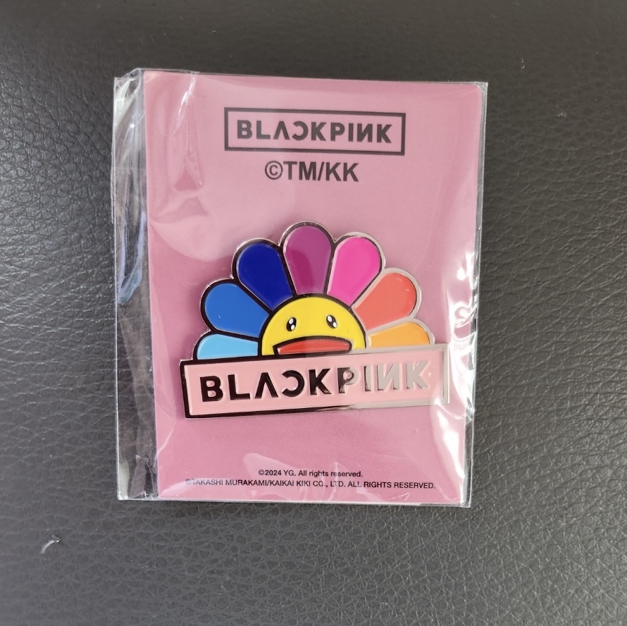 Kaikai Kiki x Blackpink Enamel Pin Rainbow Flower 착용 스타일