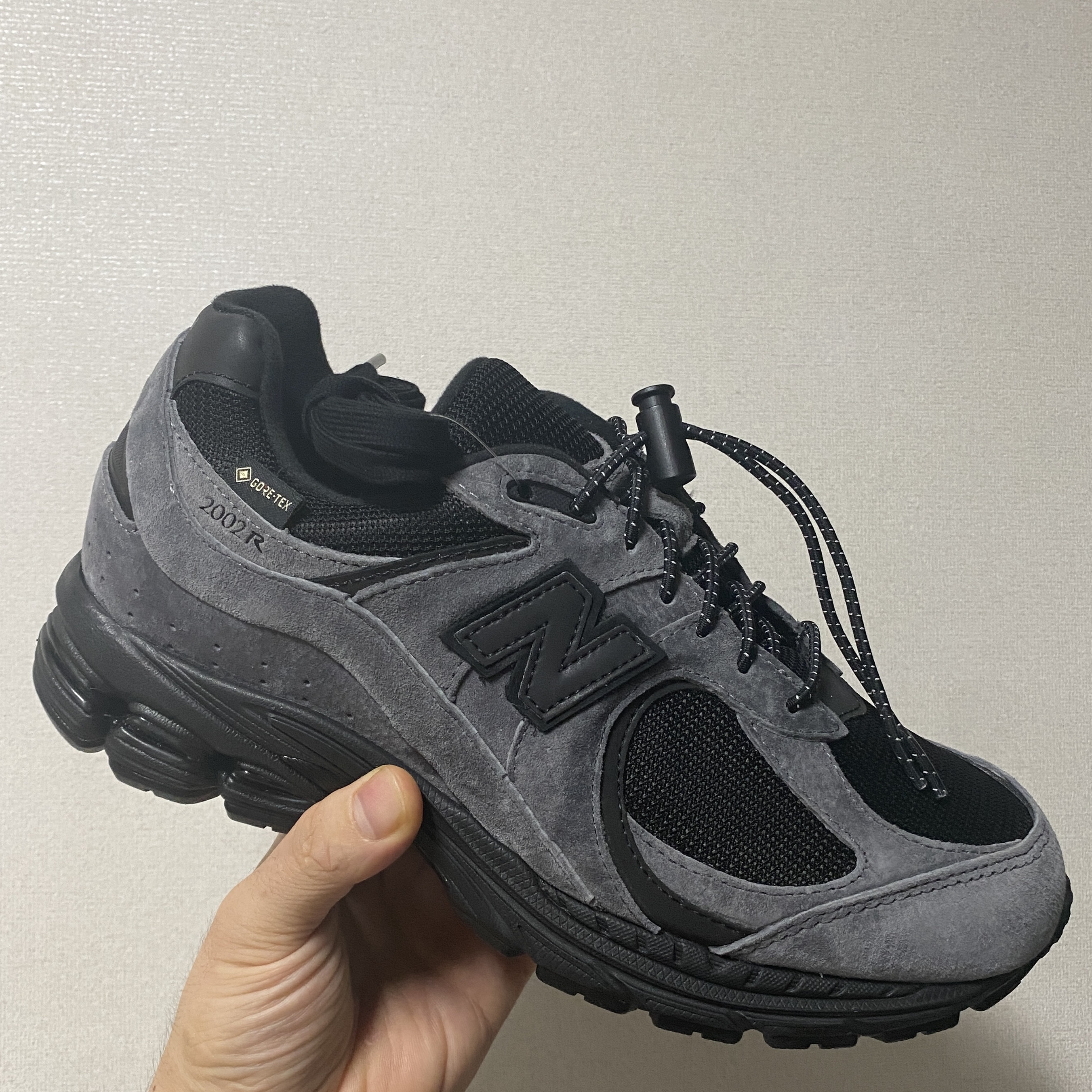 New Balance x JJJJound 2002R Gore-Tex Charcoal 착용 스타일