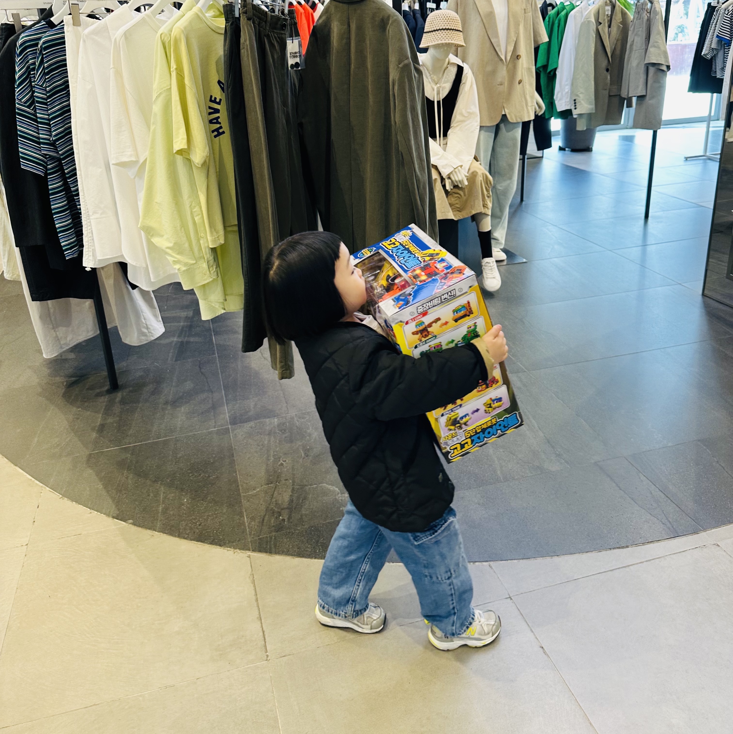 New Balance 530 Silver, (Kids) Uniqlo UT x Kaws Long Sleeve Sweatshirt Off White 착용 스타일 - 9