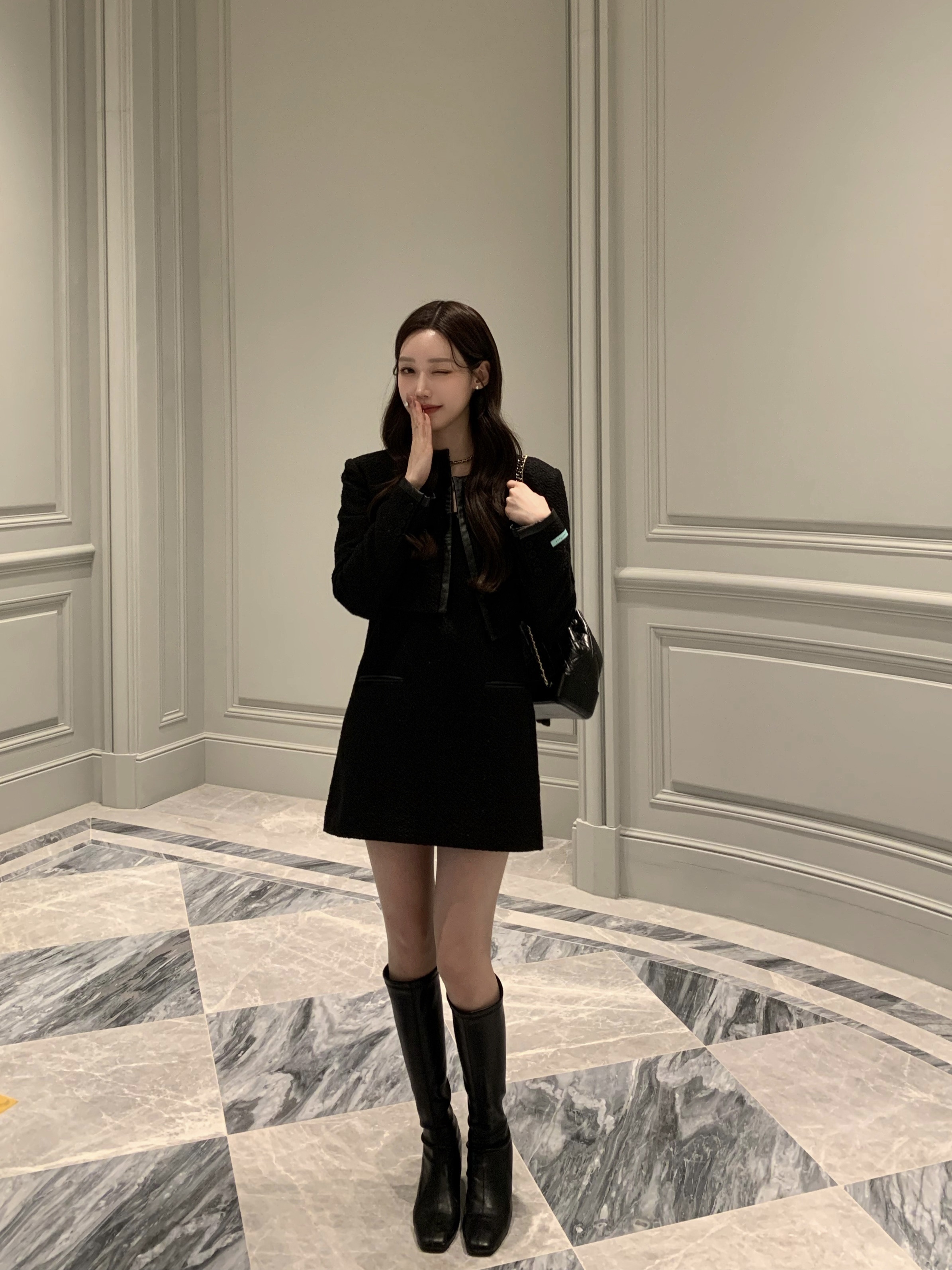 Chanel Small Gabrielle Backpack Aged Calfskin & Gold Silver Black 착용 스타일 - 1