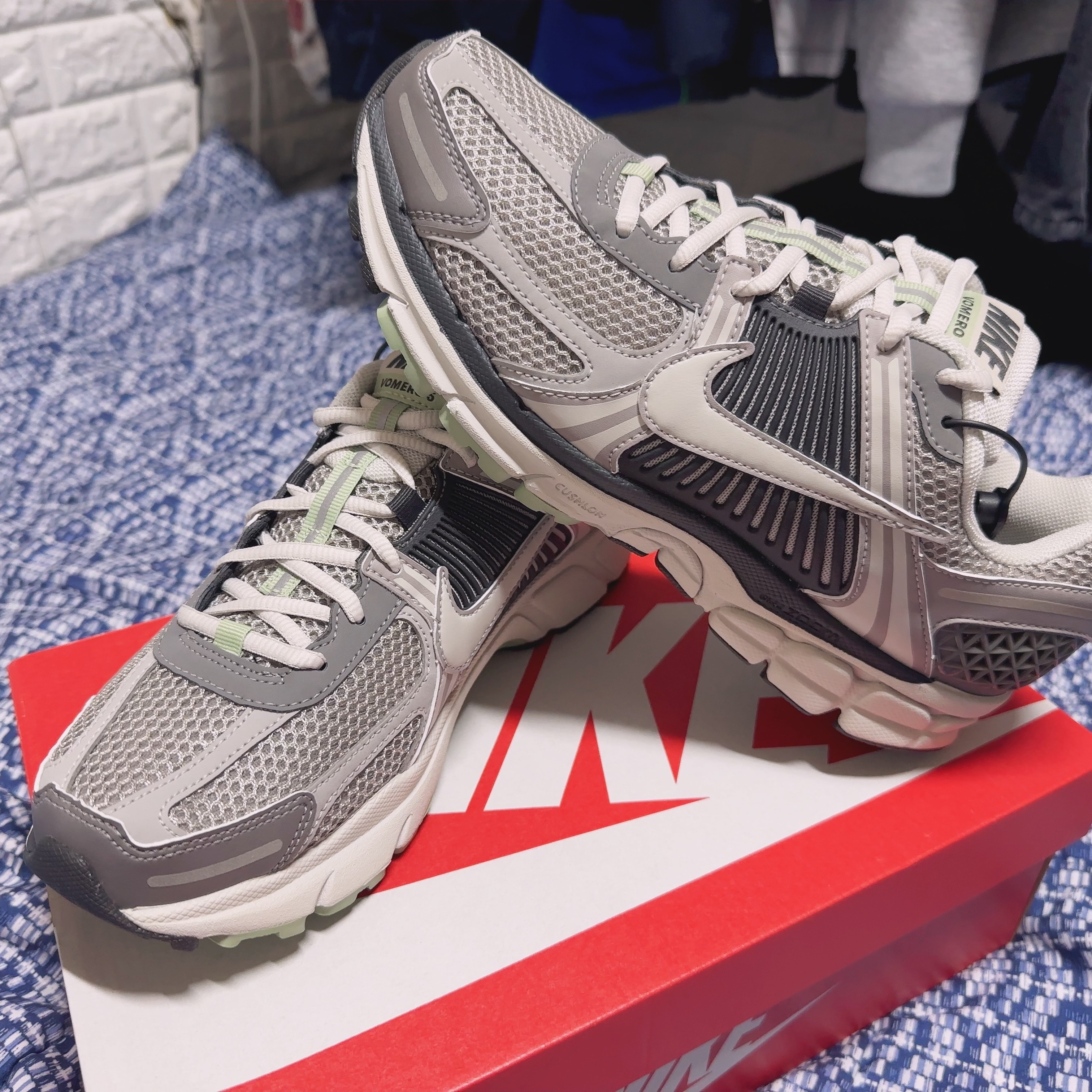 (W) Nike Zoom Vomero 5 Cobblestone and Flat Pewter 착용 스타일 - 4