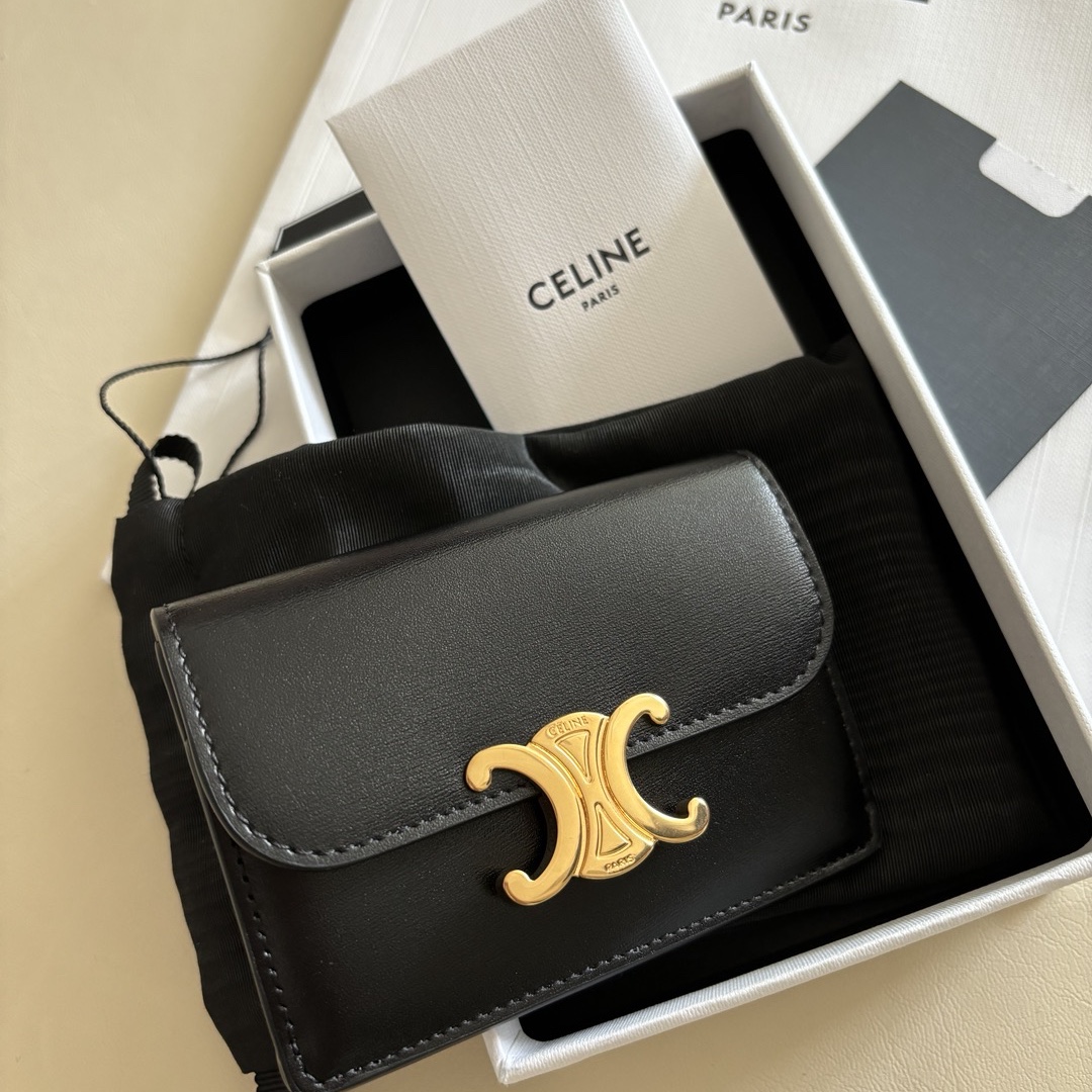 Celine Card Holder with Flap in Shiny Calfskin Black 착용 스타일