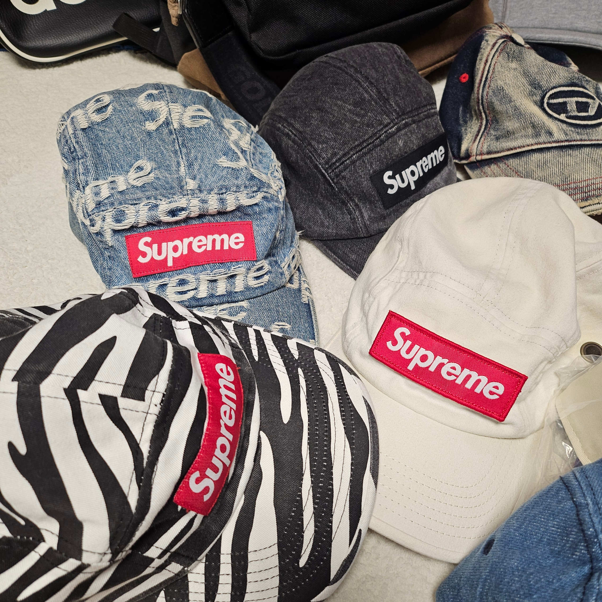 Supreme Pigment 2-Tone Camp Cap Navy - 24SS, Supreme Washed Chino Twill Camp Cap Purple - 24SS 착용 스타일 - 3