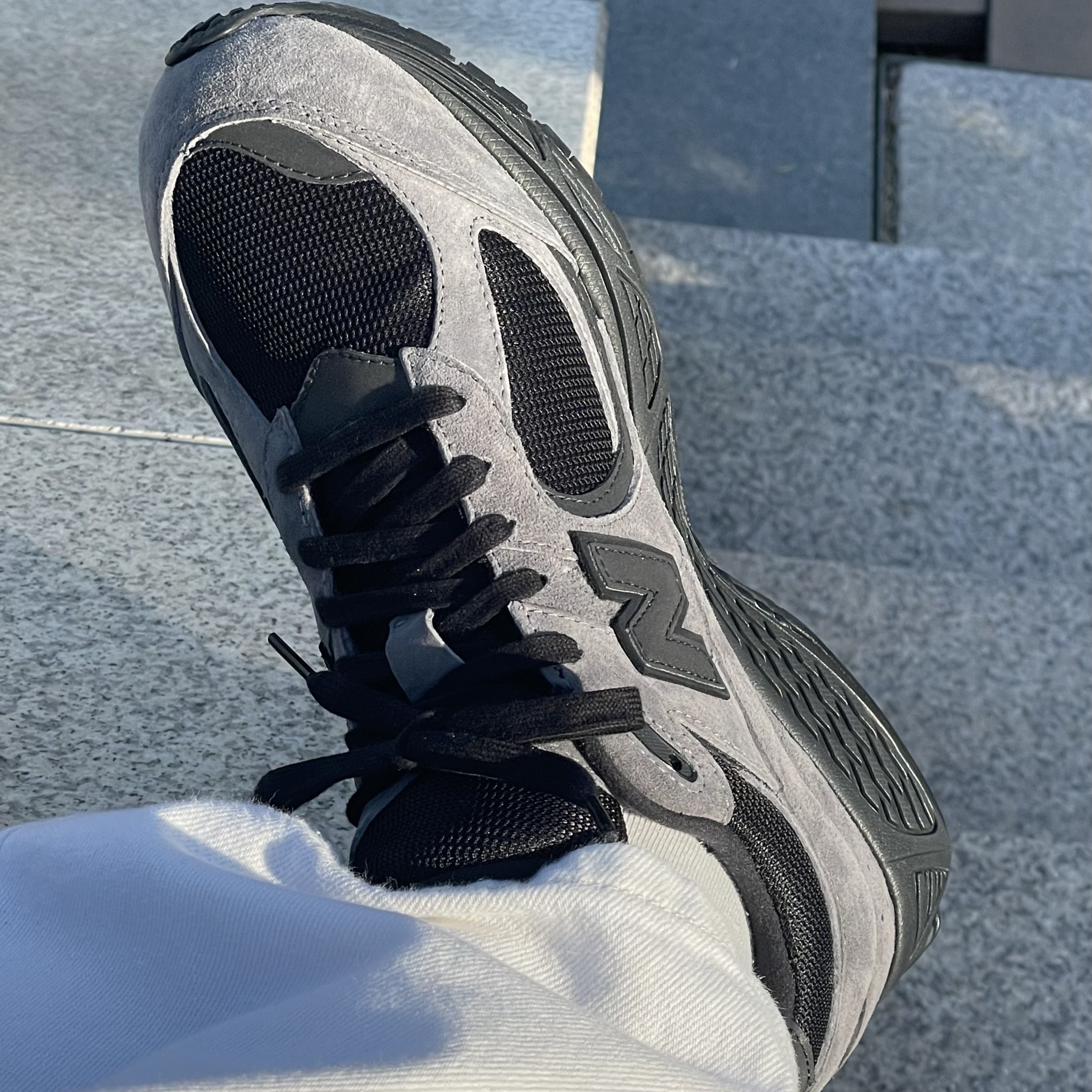 New Balance x JJJJound 2002R Gore-Tex Charcoal, (W) Miu Miu Denim Baseball Cap Black 착용 스타일 - 2