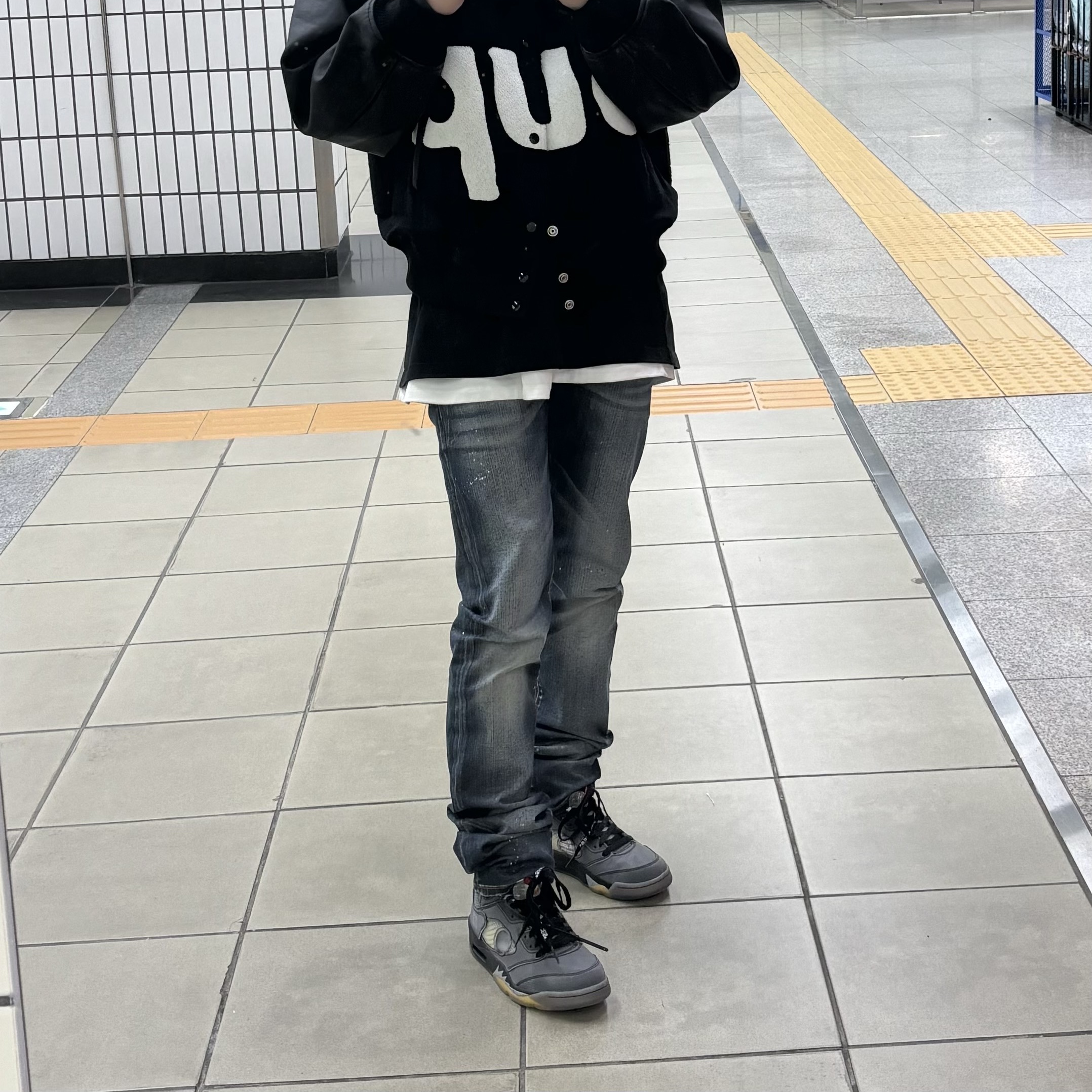 Supreme Big Logo Chenille Varsity Jacket Black - 24SS, Jordan 5 x Off-White Retro SP Black Muslin 착용 스타일 - 2