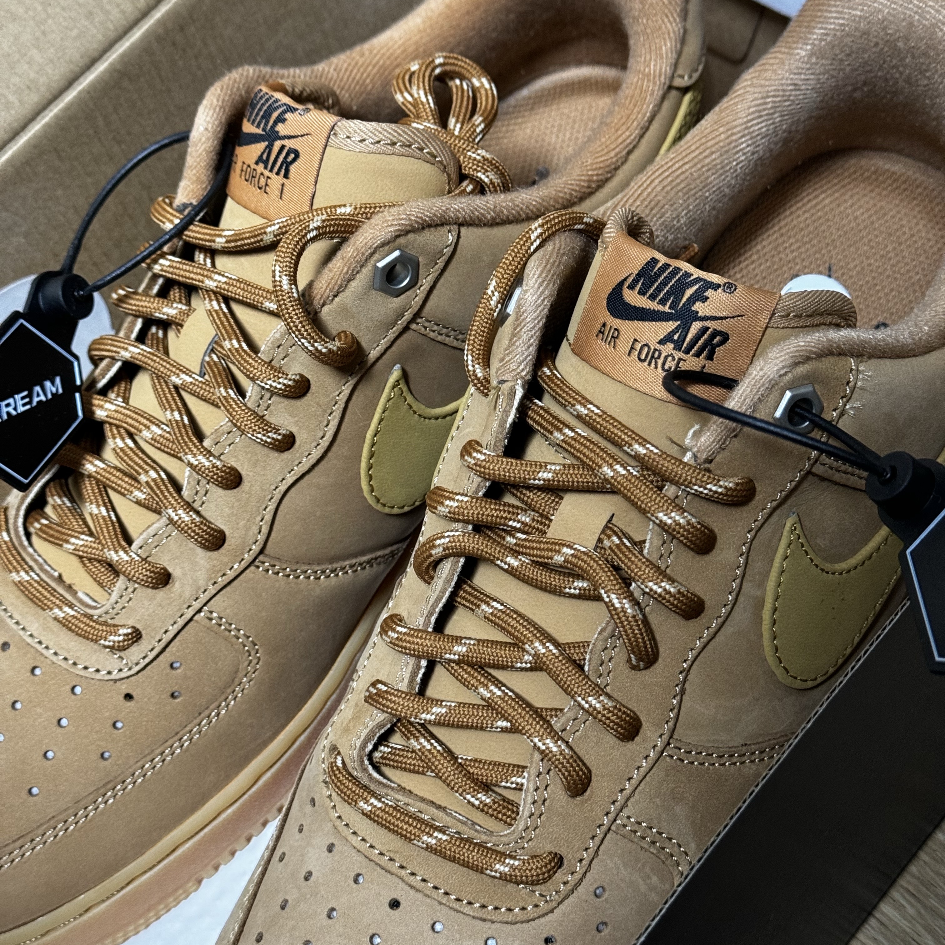 Nike Air Force 1 '07 WB Flax 착용 스타일