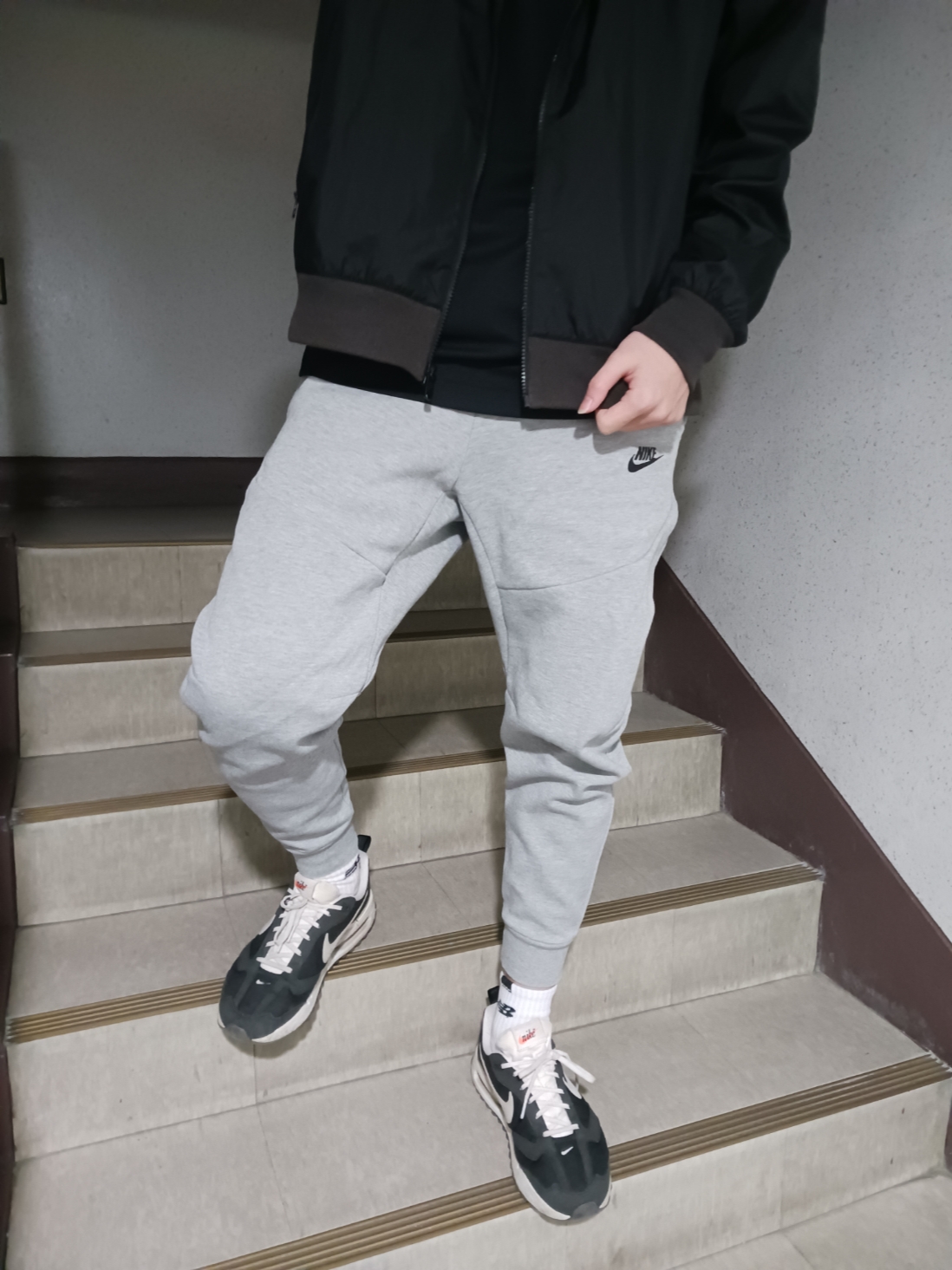 Nike Air Max Dawn Black White, Nike NSW Tech Fleece Jogger Dark Grey Heather - Asia 착용 스타일 - 3