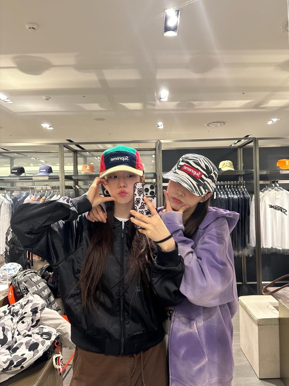 Supreme Washed Chino Twill Camp Cap Zebra - 22FW, Supreme Corduroy Camp Cap Multicolor - 23FW 착용 스타일 - 1