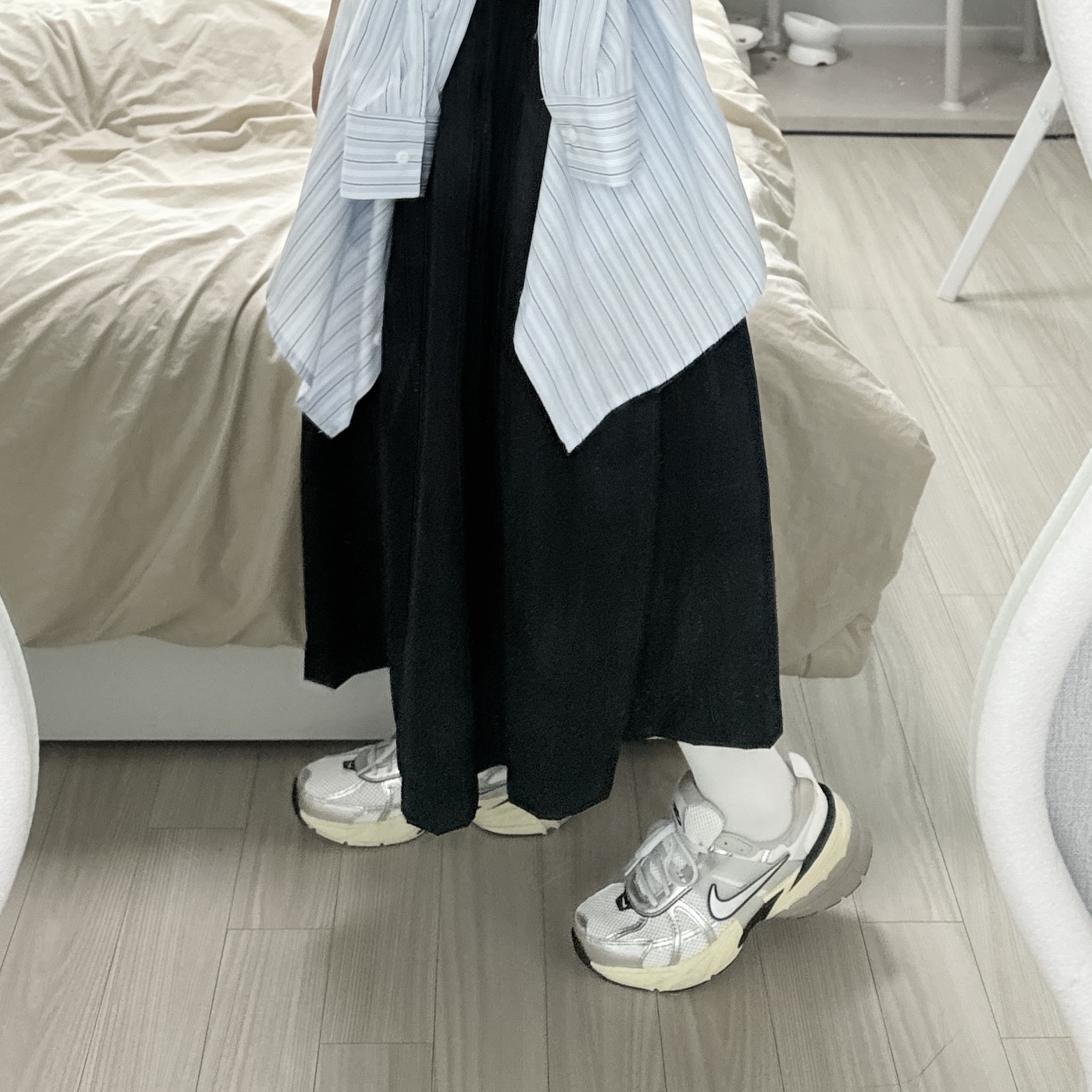 Nike V2K Run Summit White Metallic Silver 착용 스타일 - 3