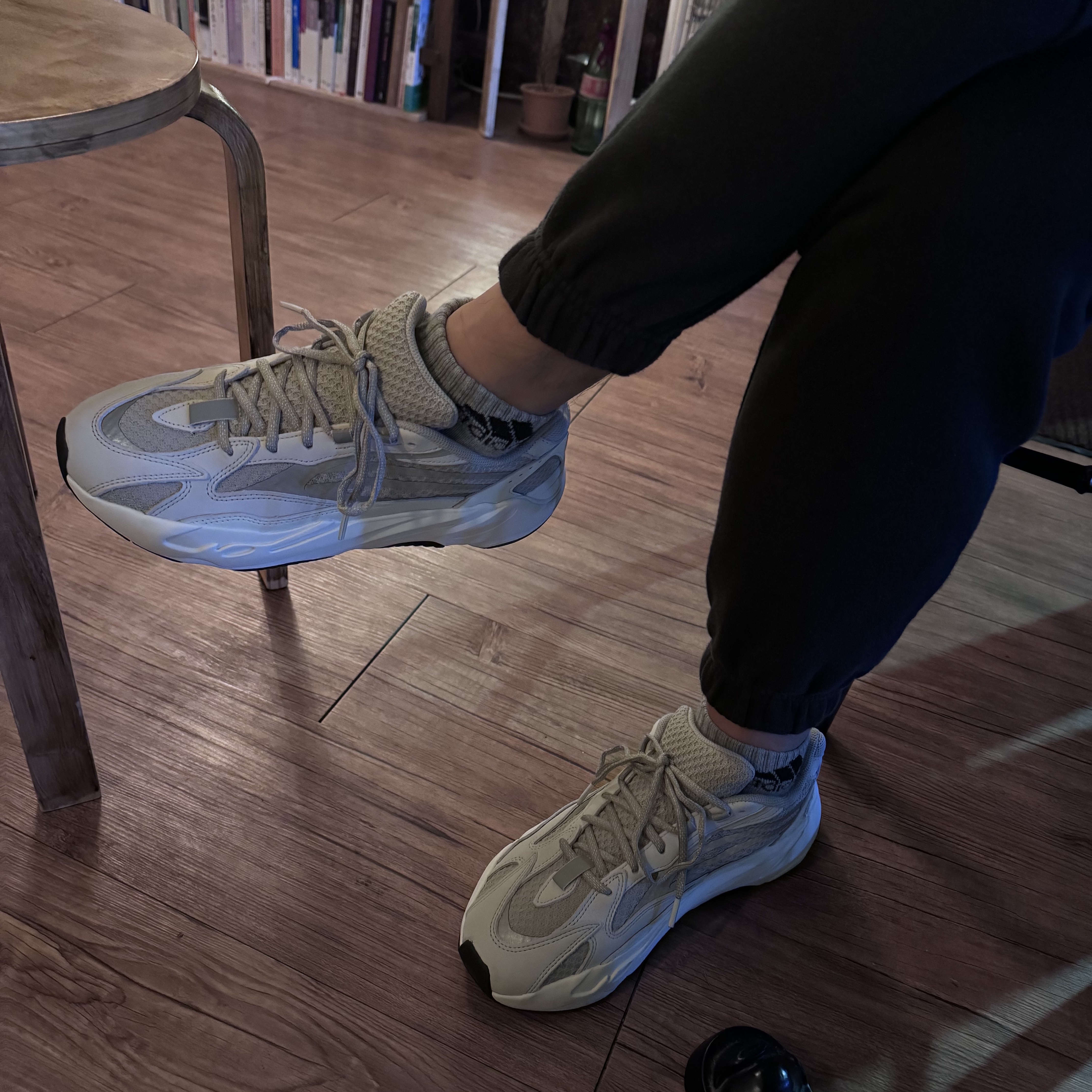 Adidas Yeezy Boost 700 V2 Static 2022 착용 스타일