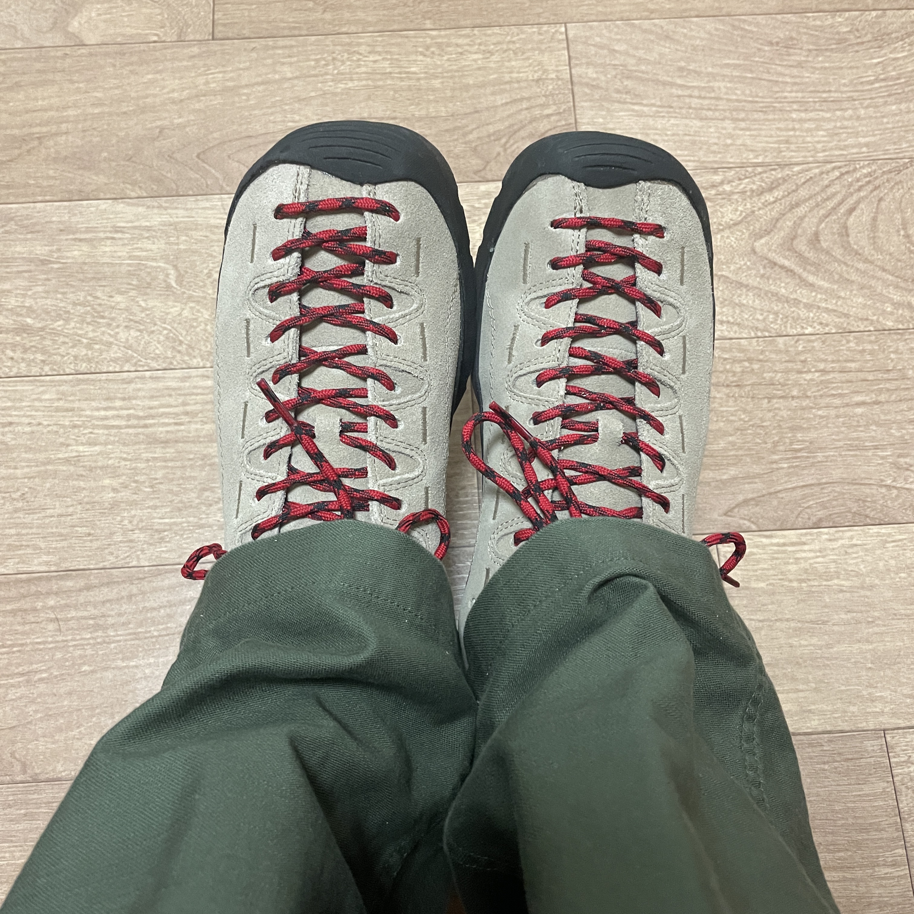 Keen Jasper Suede Sneakers Silver Mink 착용 스타일 - 2