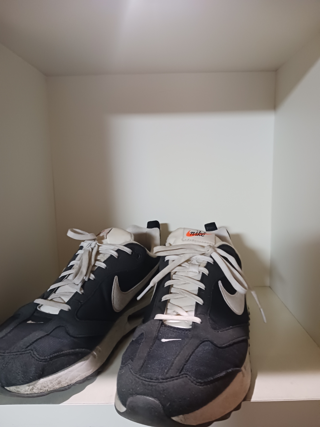 Nike Air Max Dawn Black White 착용 스타일 - 2