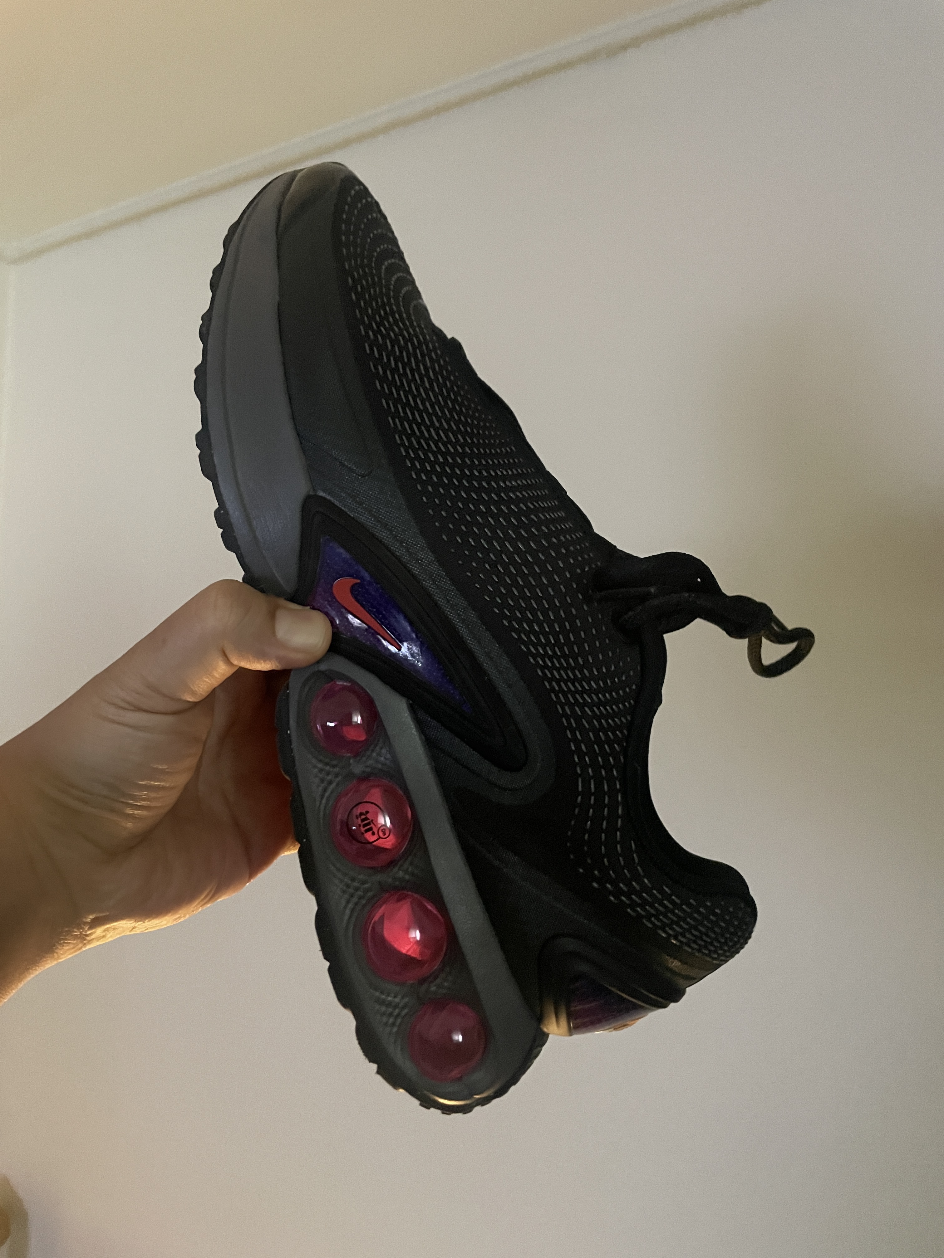 Nike Air Max Dn Black Light Crimson 착용 스타일 - 1