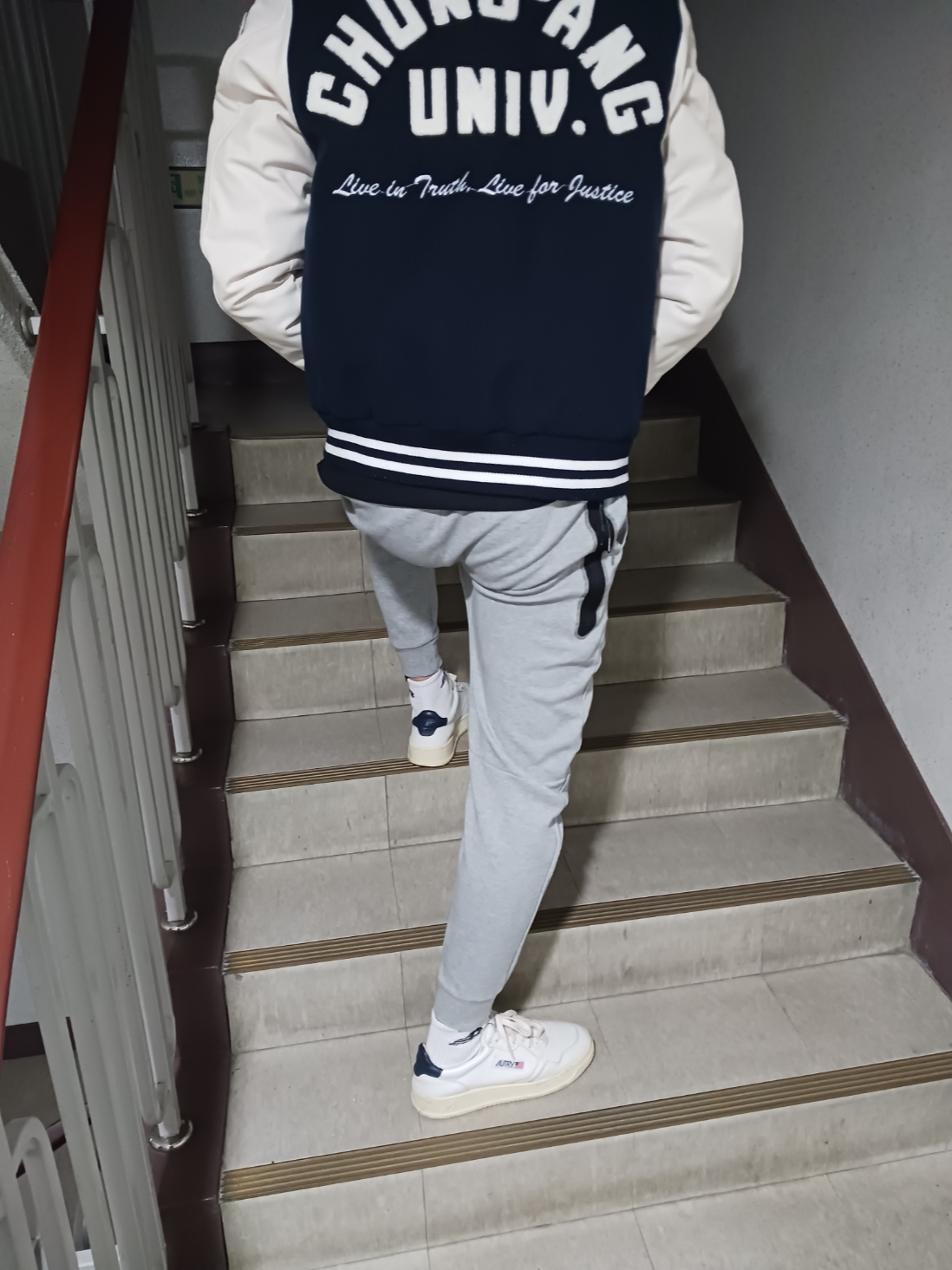 Autry Medalist Low Leather Sneakers White Black 착용 스타일 - 1