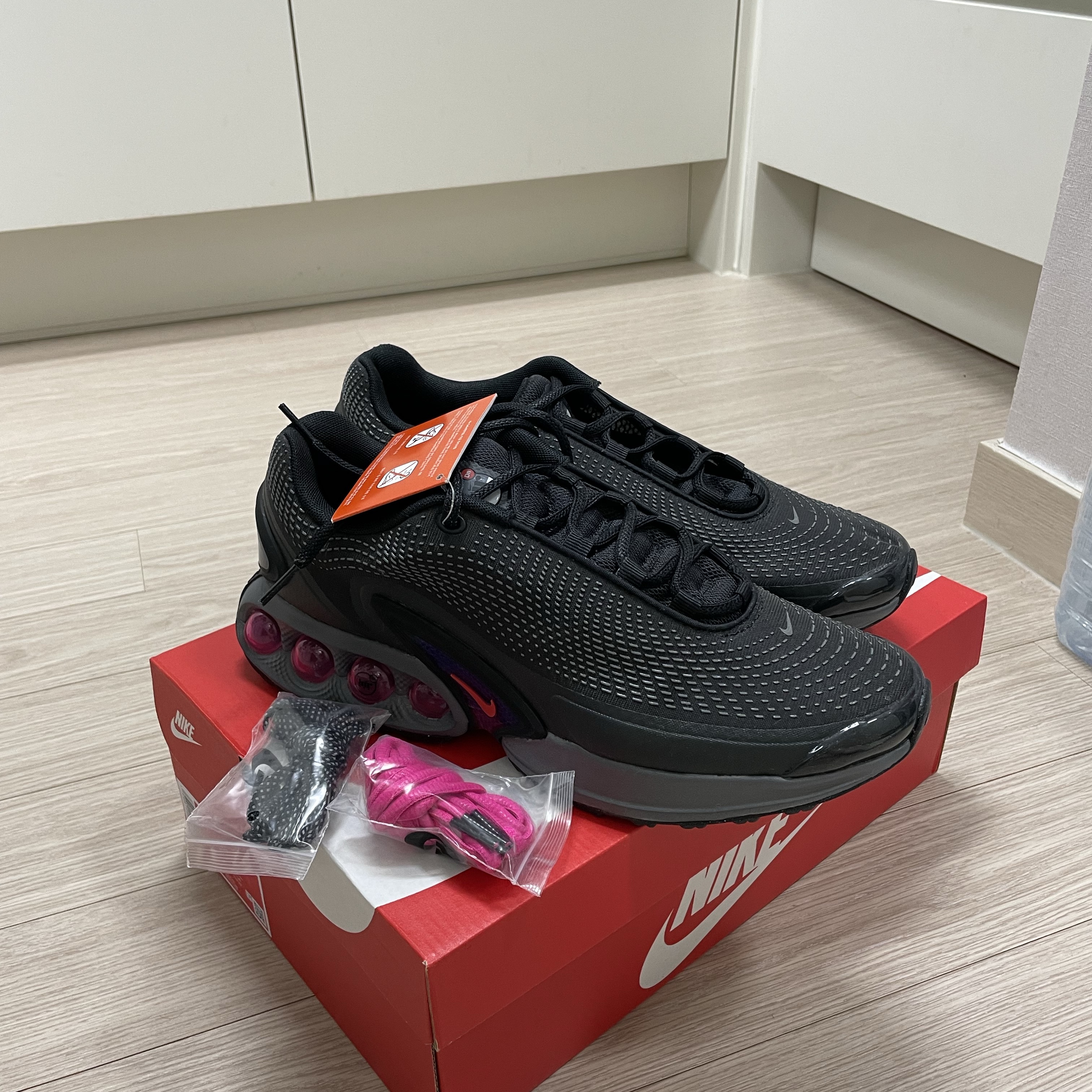 Nike Air Max Dn Black Light Crimson 착용 스타일 - 2