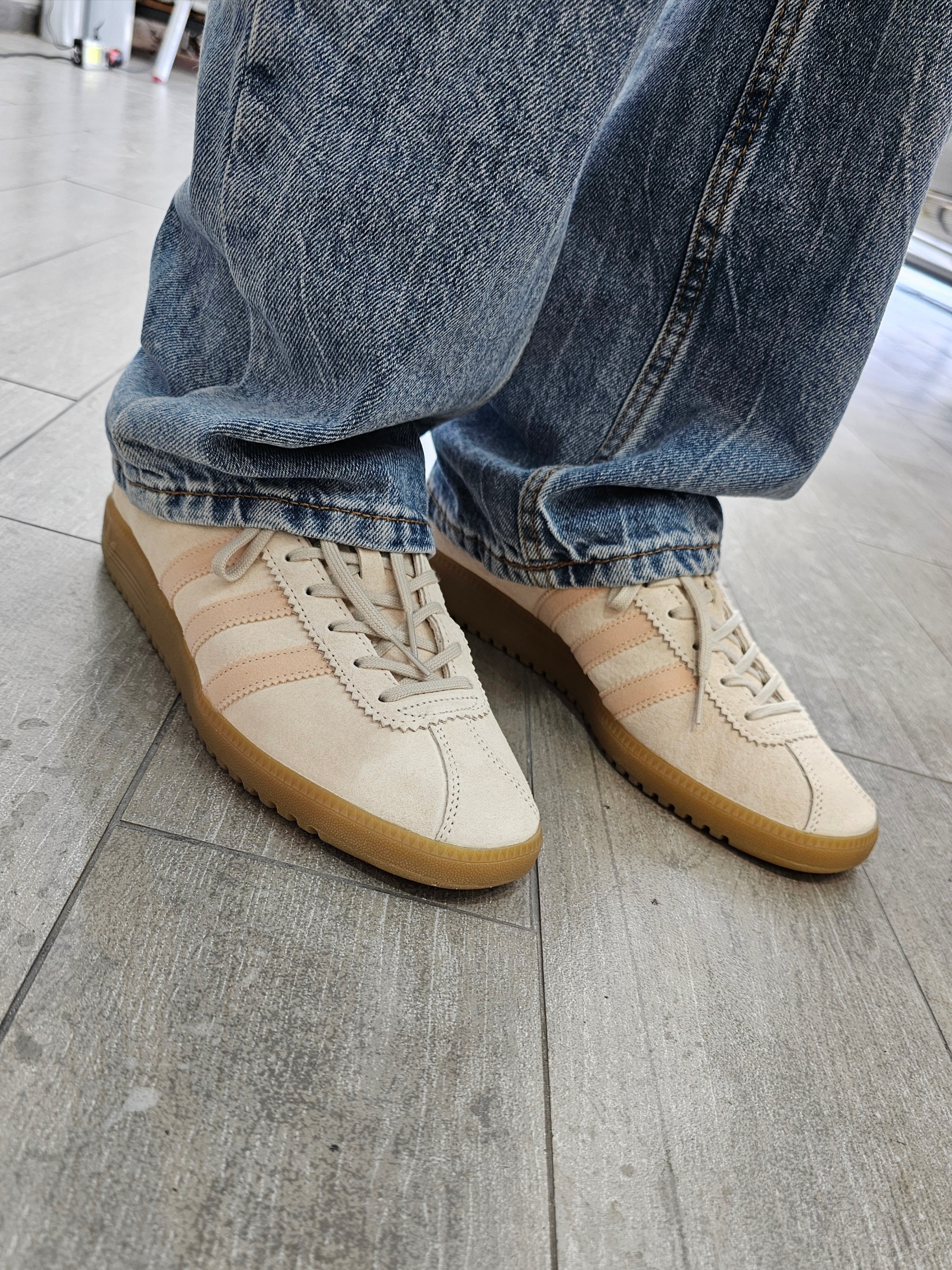 Adidas Bermuda Wonder White 착용 스타일