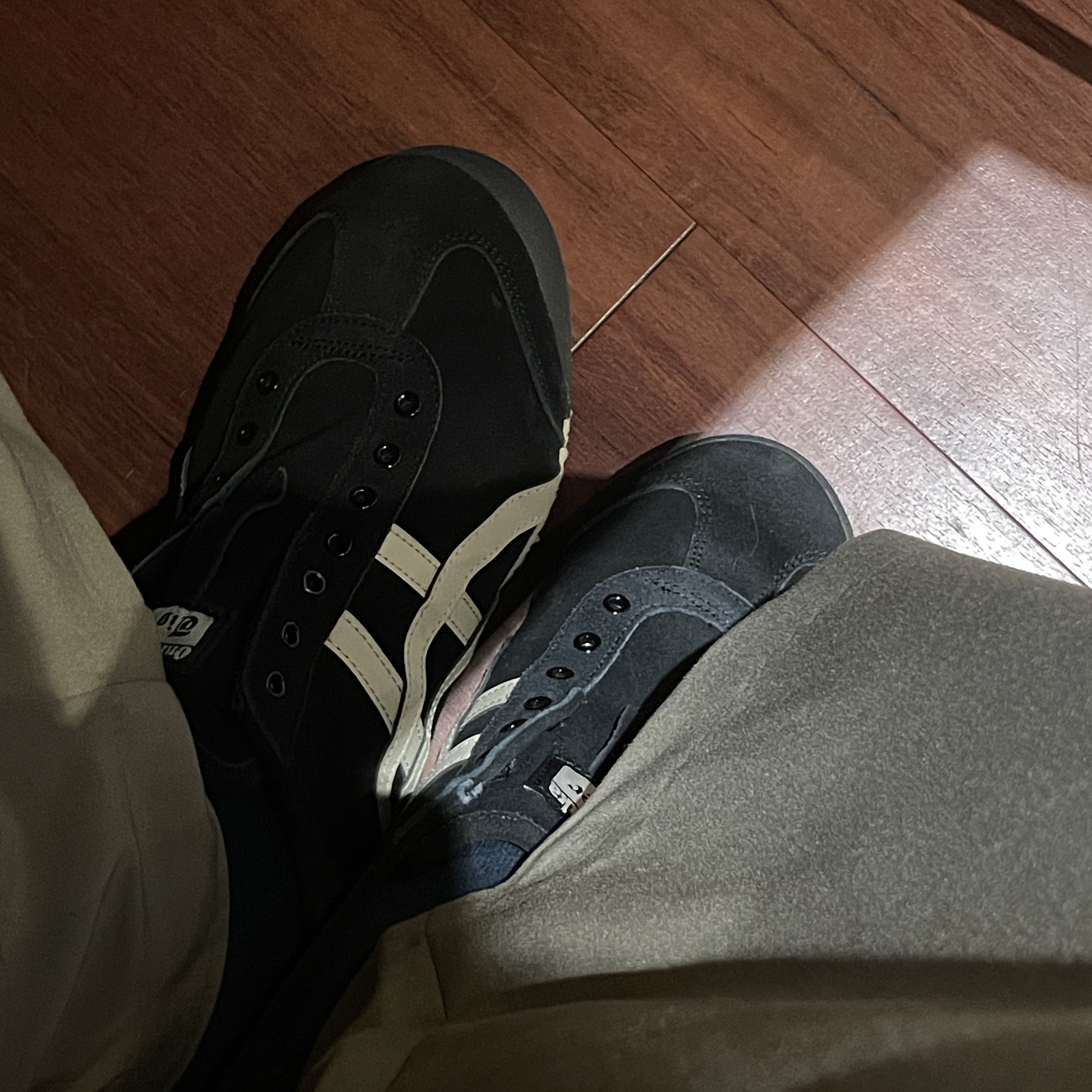 Onitsuka Tiger Mexico 66 Slip-On Black Putty 착용 스타일
