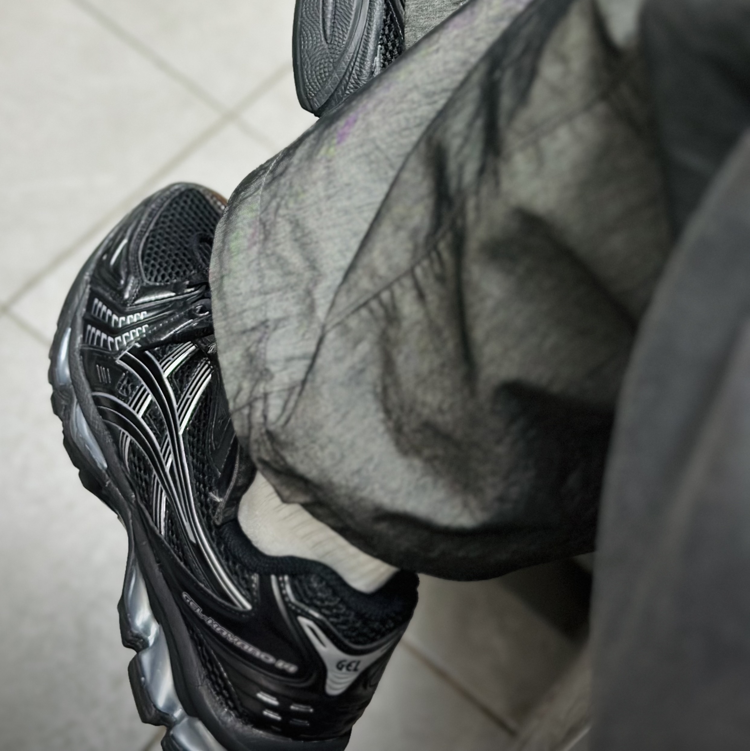 Asics Gel-Kayano 14 Black Pure Silver 착용 스타일 - 1
