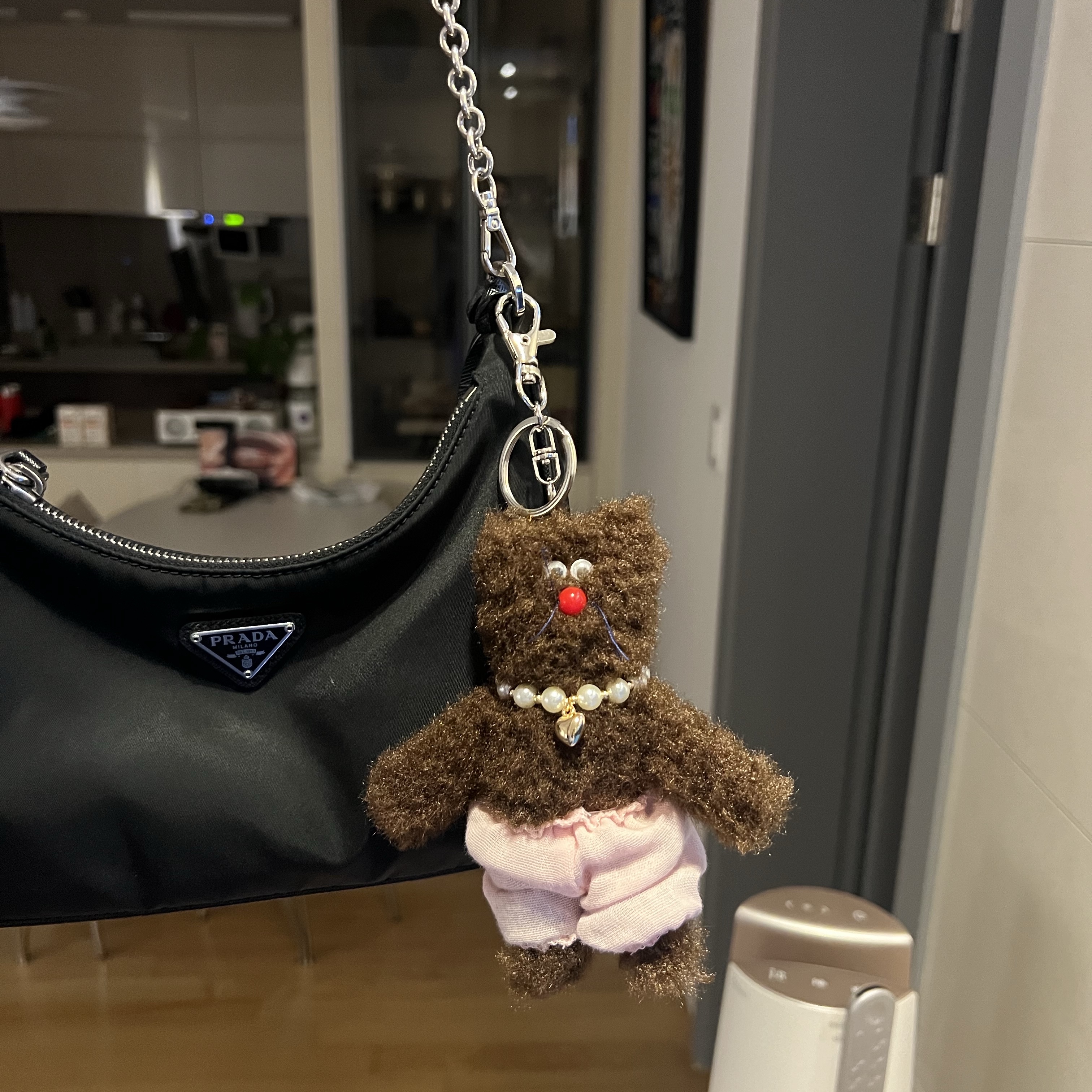 Monamhee Bred Keyring with Pink Pants Brown 착용 스타일