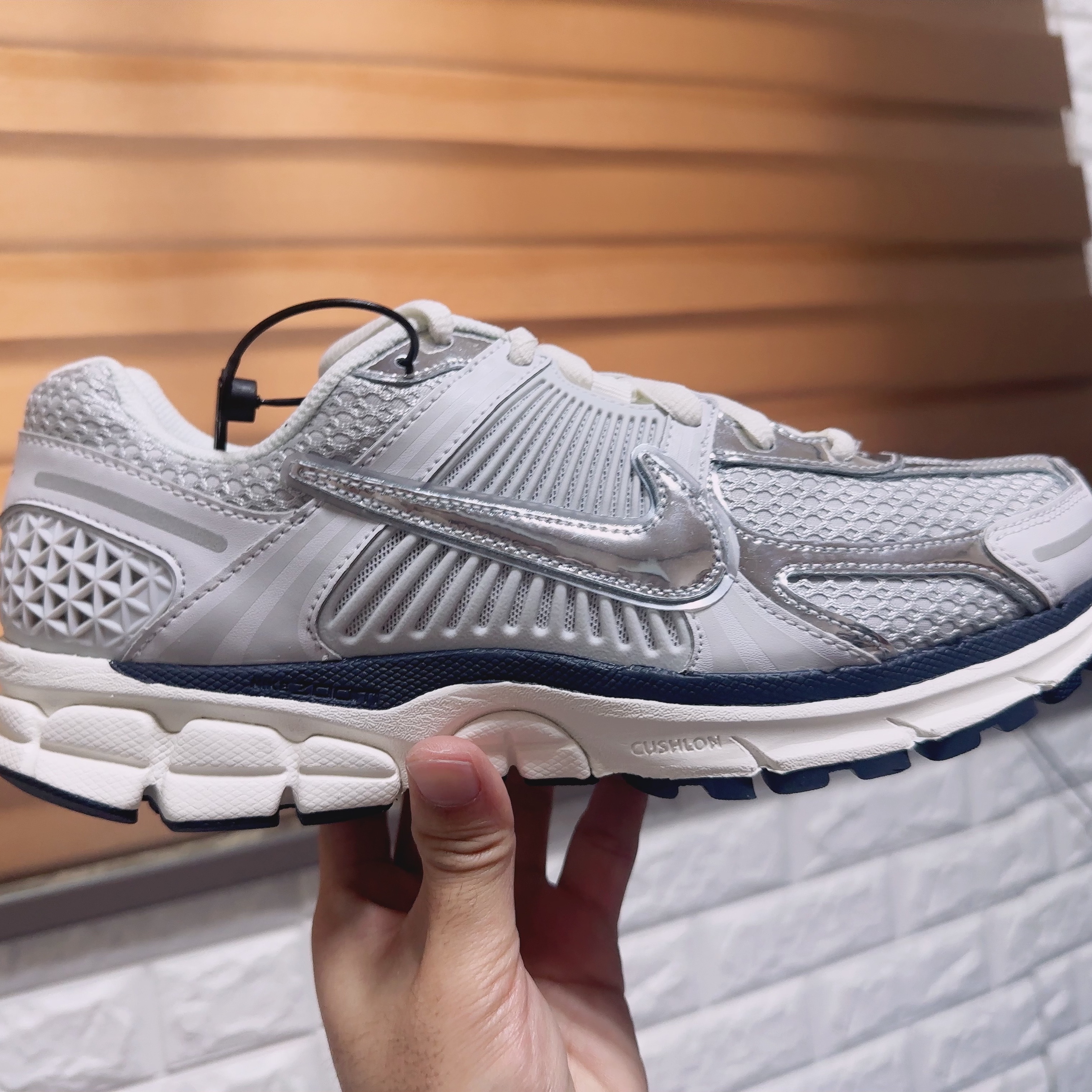 (W) Nike Zoom Vomero 5 Photon Dust and Metallic Silver 착용 스타일 - 4