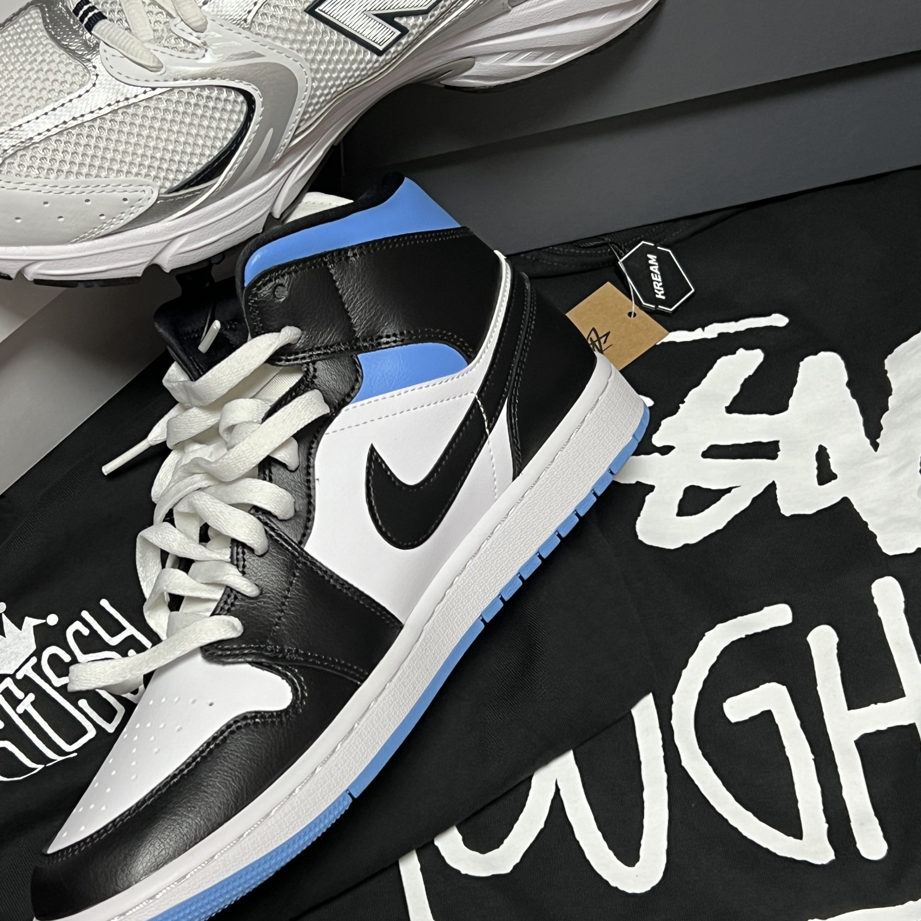 (W) Jordan 1 Mid White Black University Blue, Stussy Tough Gear T-Shirt Black 착용 스타일