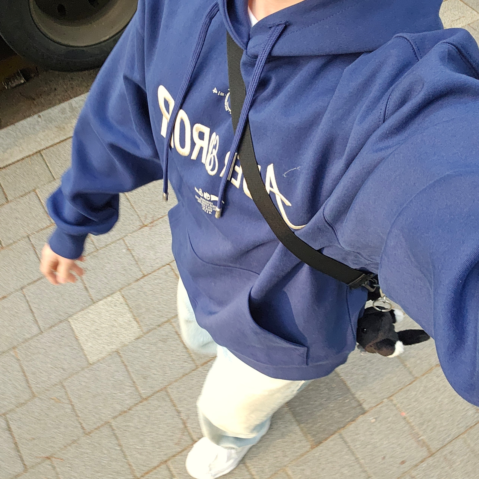 Ader Error Verif Logo Hoodie Navy, Maison Mihara Yasuhiro Blakey OG Sole Canvas Low-top Sneakers White 착용 스타일 - 2
