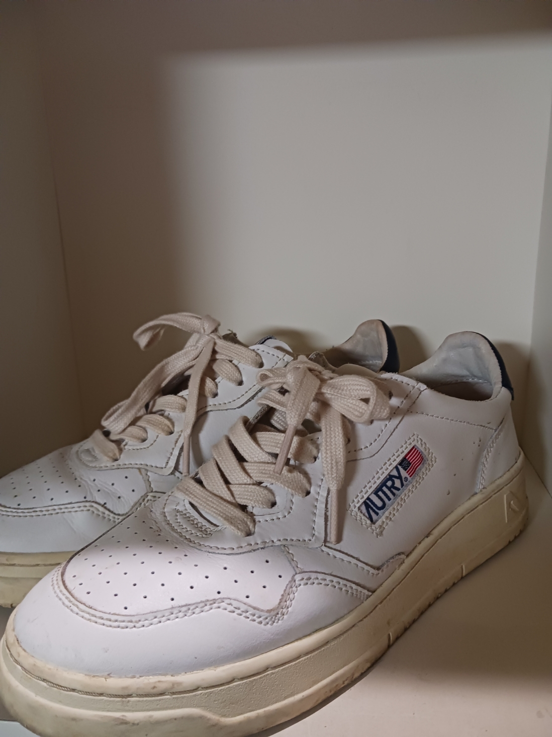 Autry Medalist Low Leather Sneakers White Black 착용 스타일 - 2