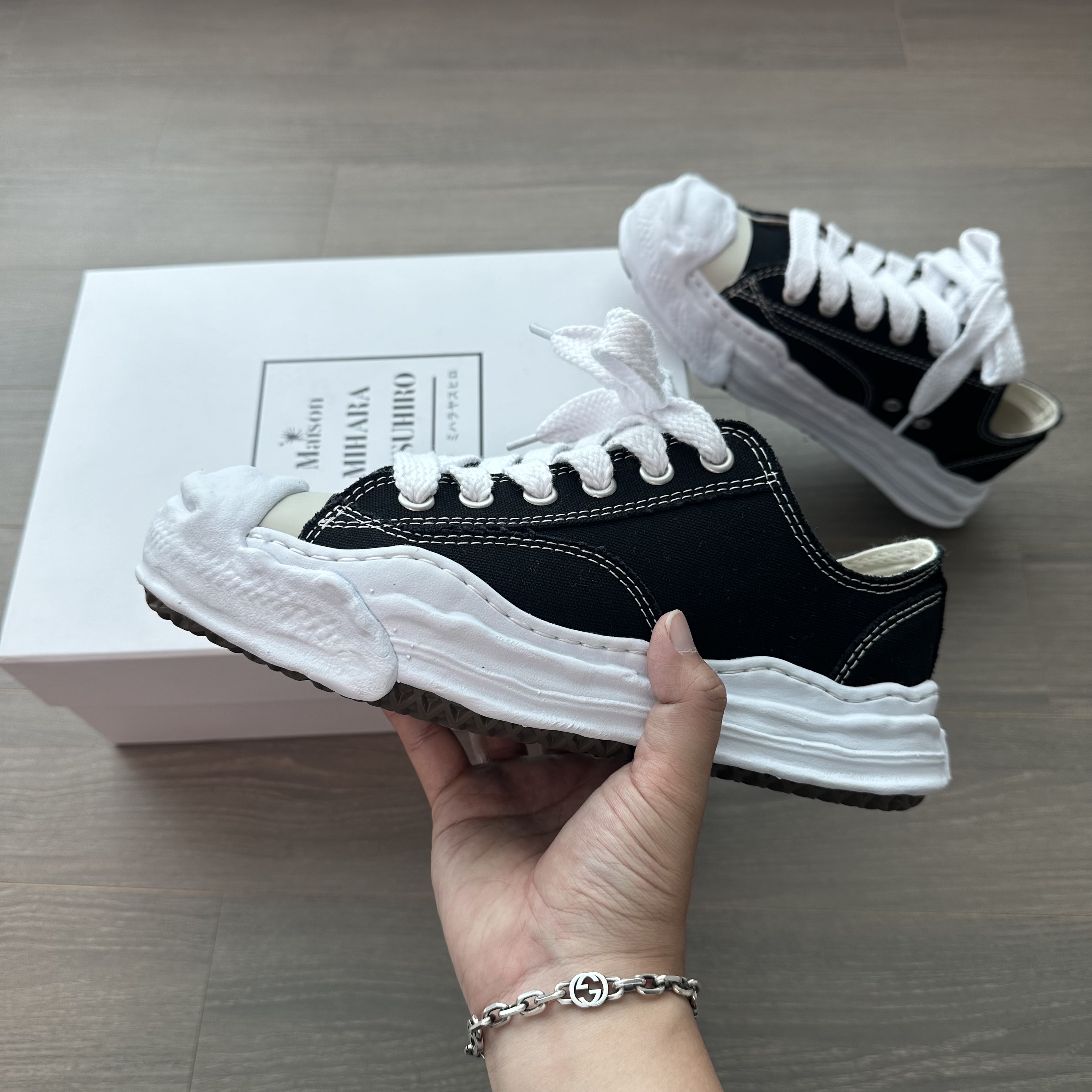 Maison Mihara Yasuhiro Hank OG Sole Canvas Low-top Sneakers Black 착용 스타일 - 1