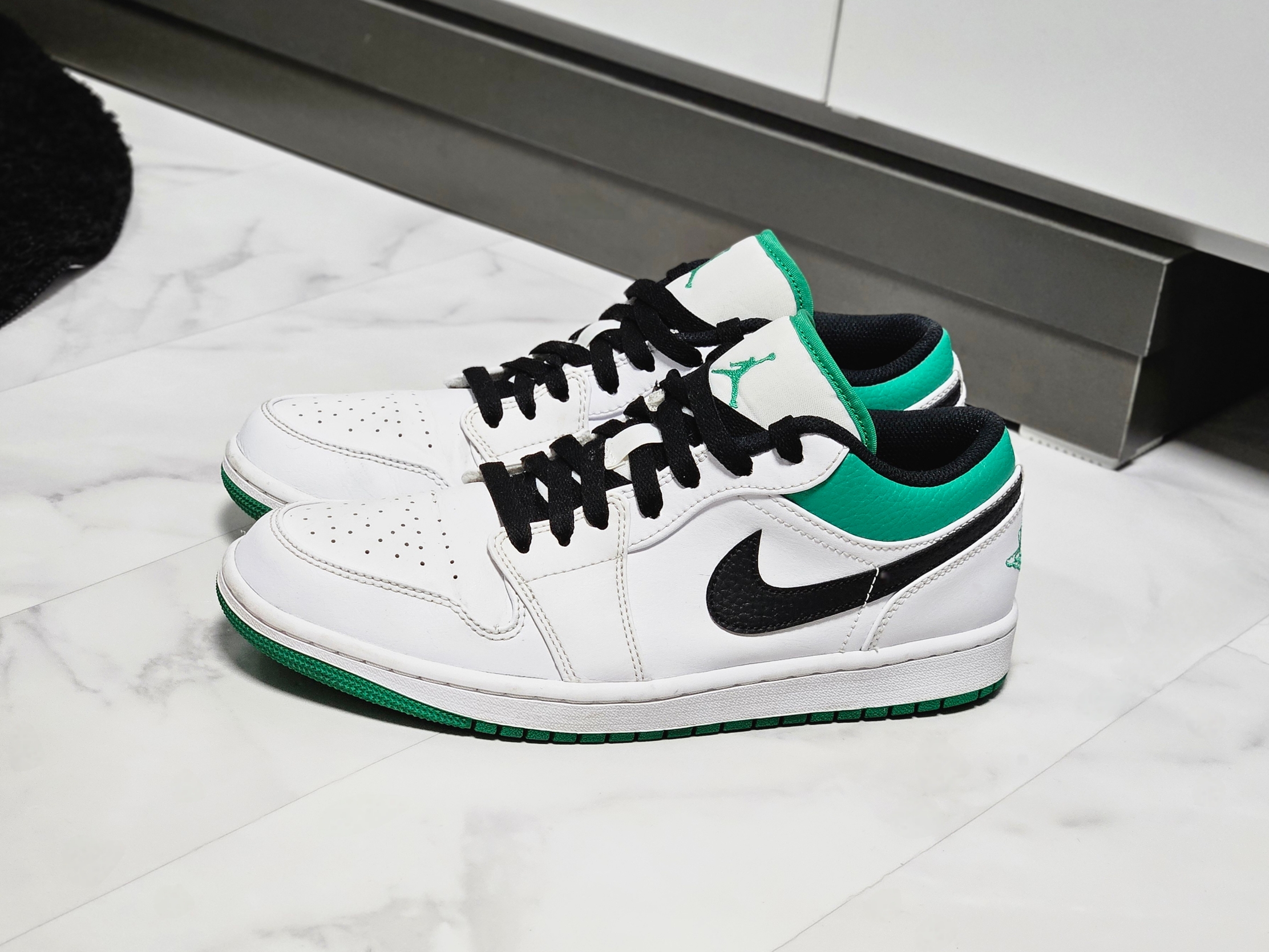 Jordan 1 Low White Lucky Green 착용 스타일 - 2