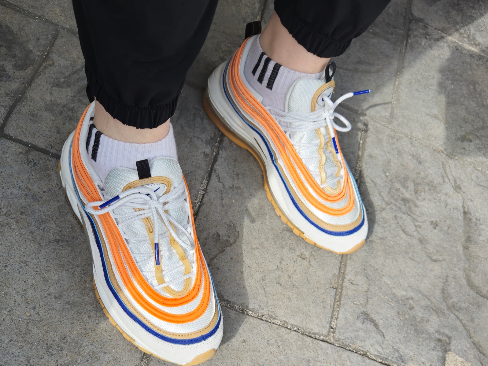 Nike Air Max 97 SE Summit White Safety Orange 착용 스타일 - 2