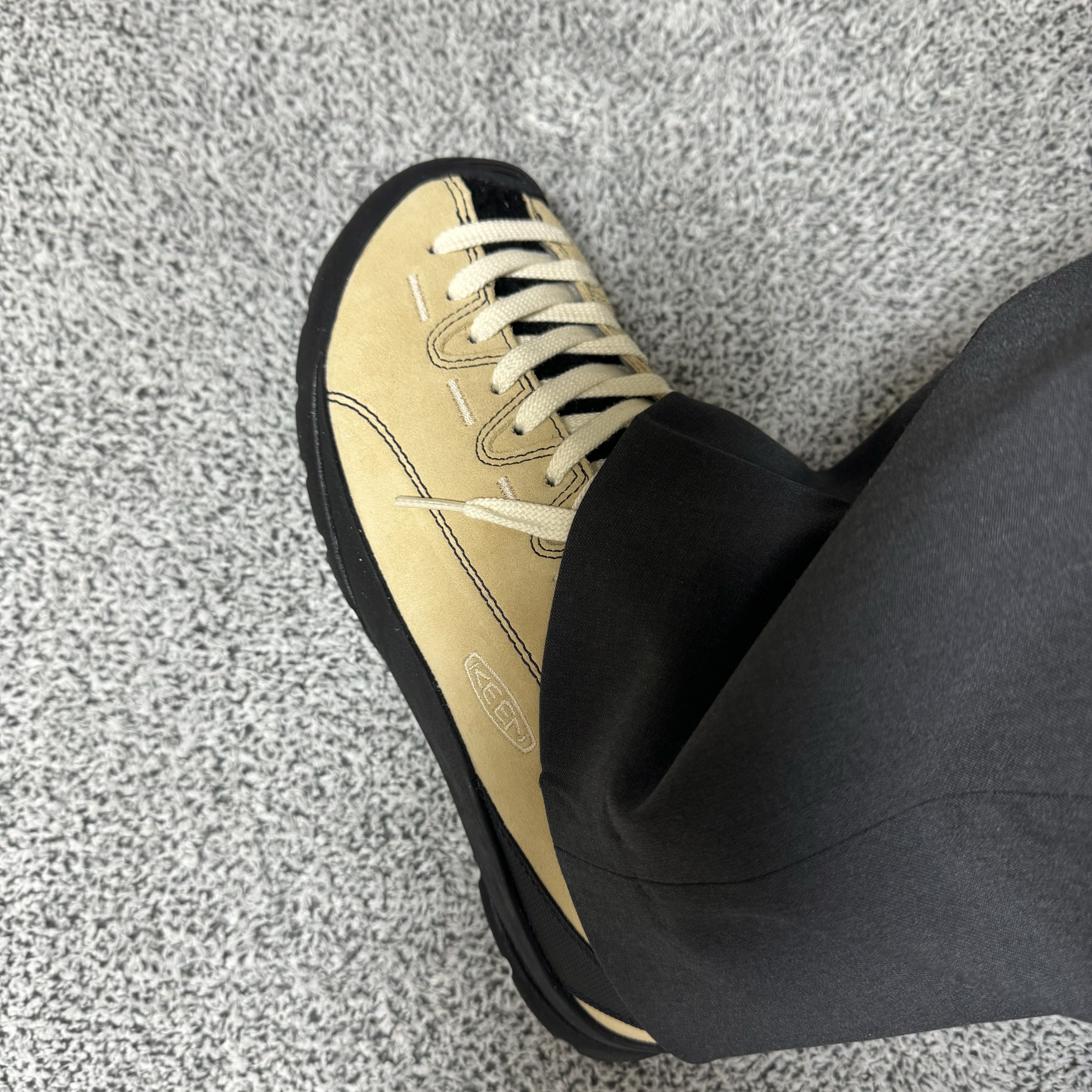 (W) Keen x Omashande Jasper Sneakers Boulder Black 착용 스타일 - 1