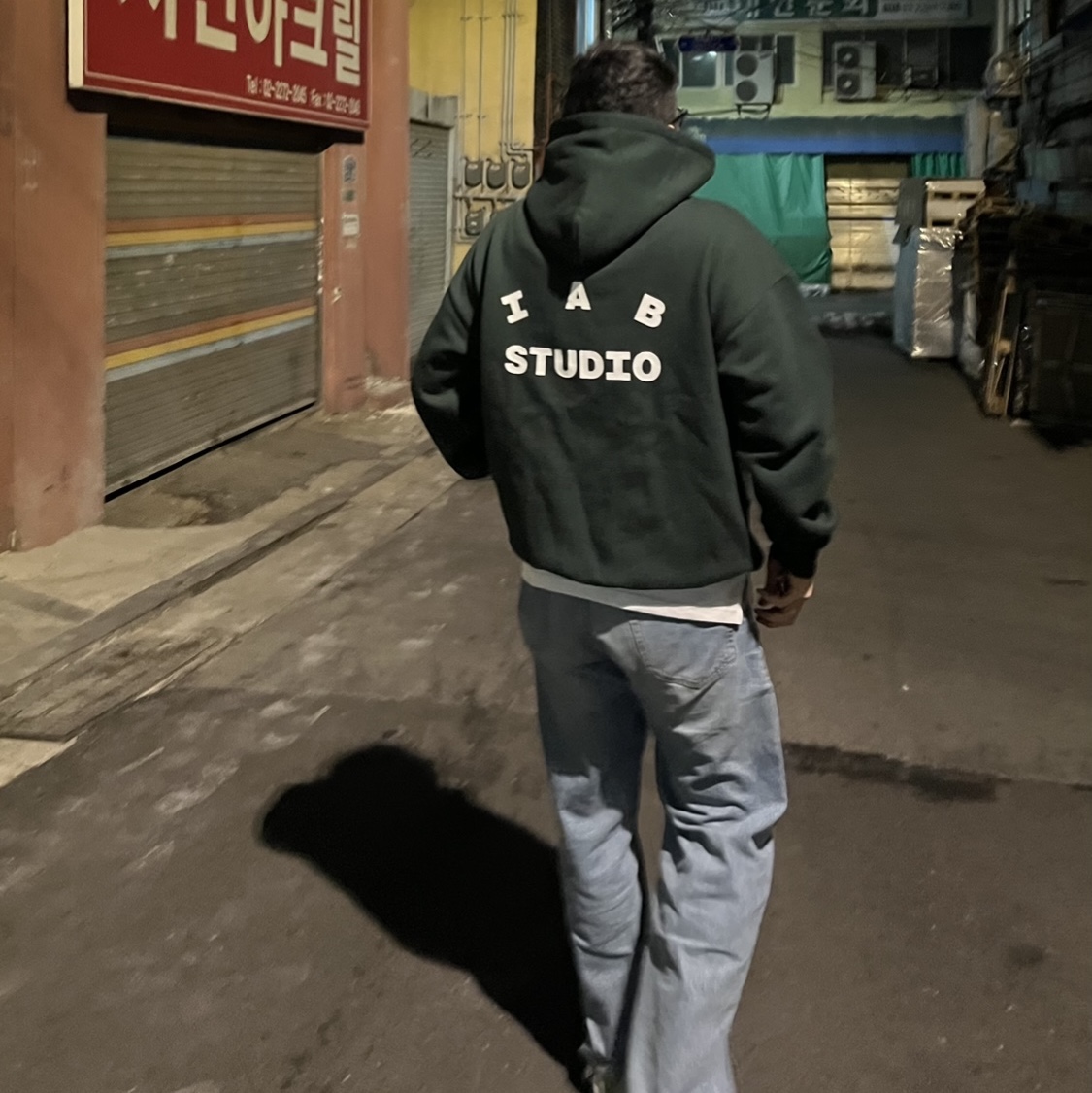 IAB Studio Hoodie Deep Green 착용 스타일