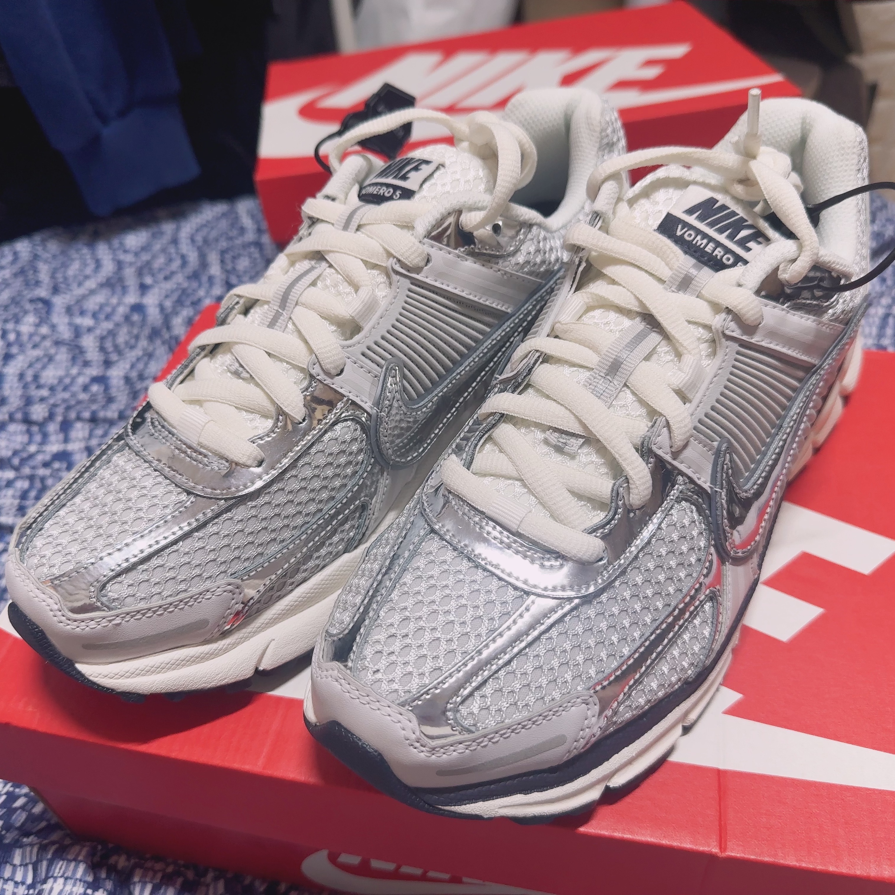 (W) Nike Zoom Vomero 5 Photon Dust and Metallic Silver 착용 스타일 - 3
