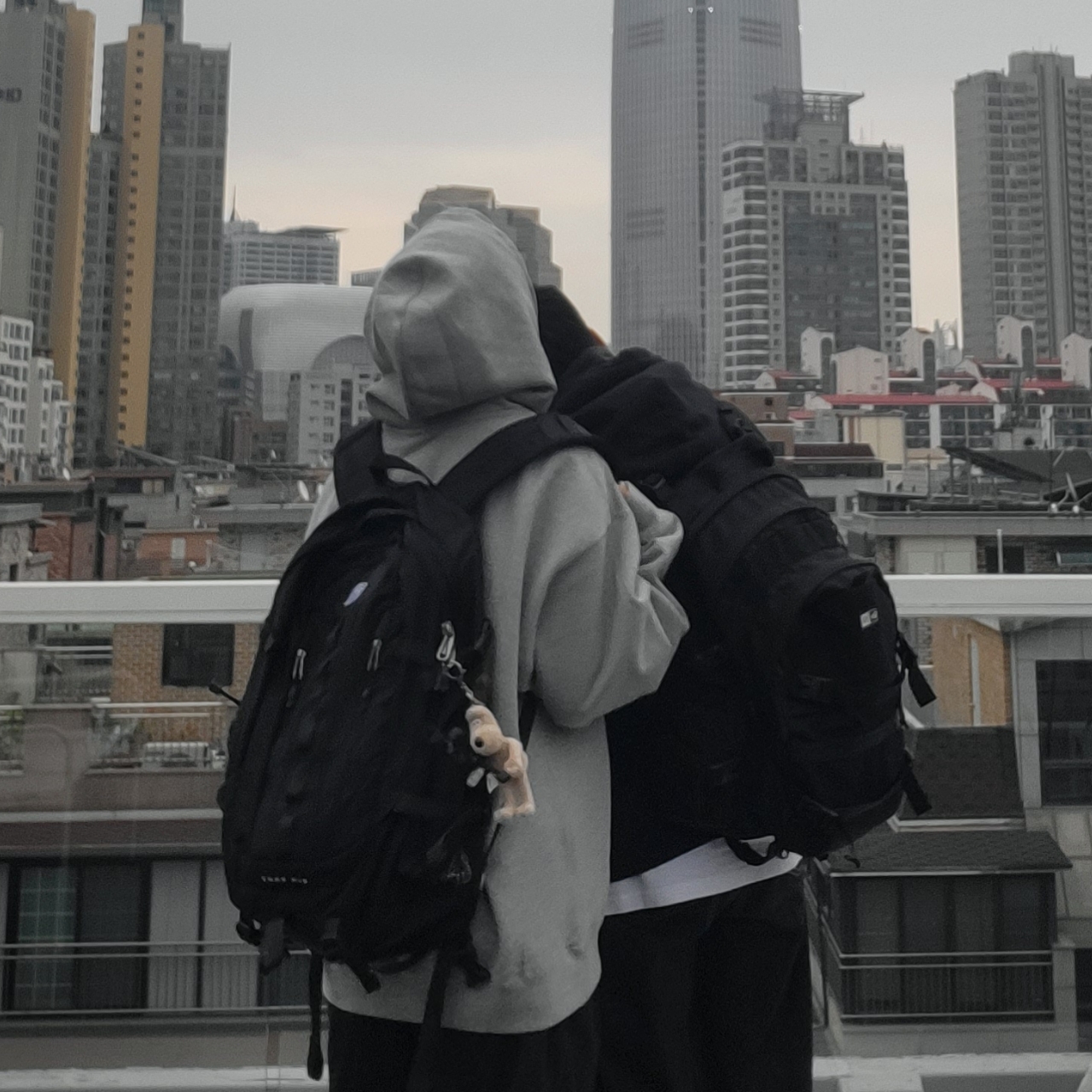 Nike x Stussy NRG RA Washed Pullover Hoodie Black (DN4028-010), Nike x Stussy NRG RA Pullover Hoodie Dark Grey Heather (DJ9488-063) 착용 스타일 - 2