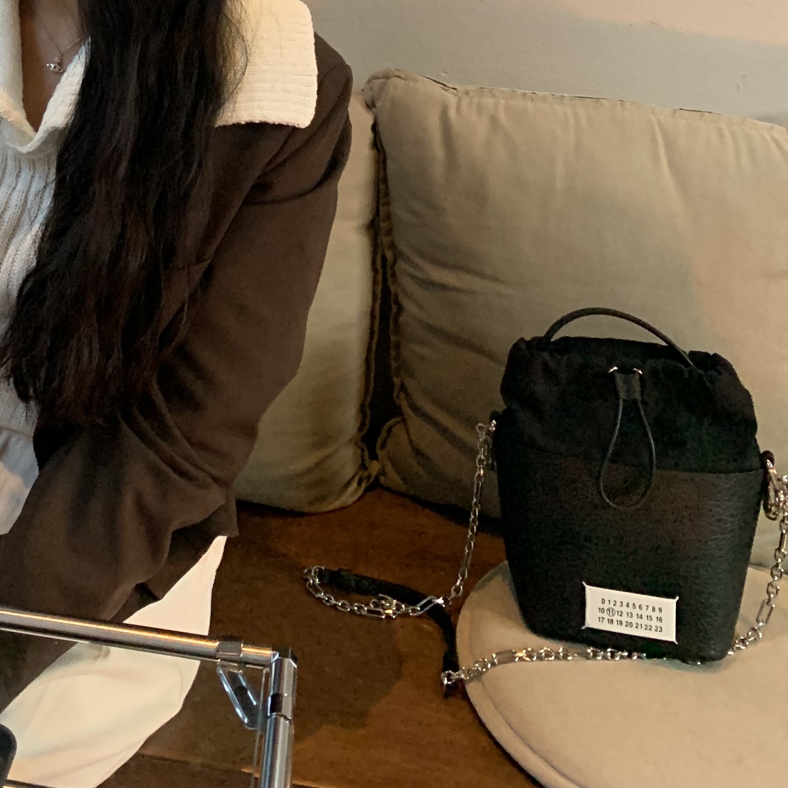 Maison Margiela 5AC Bucket Bag Black 착용 스타일 - 3