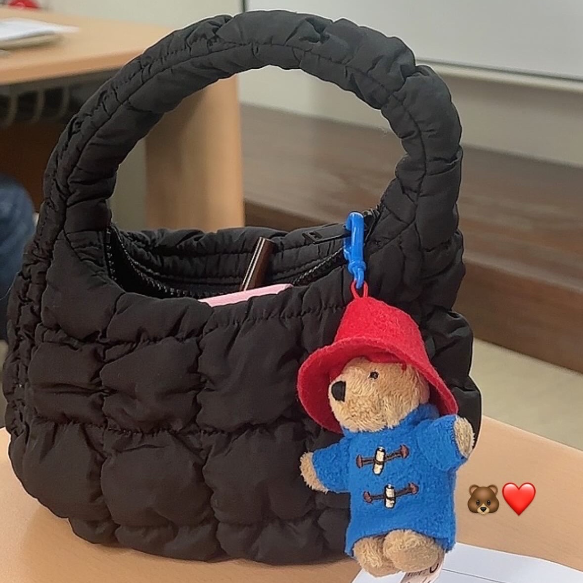 COS Quilted Micro Bag Black 착용 스타일 - 2
