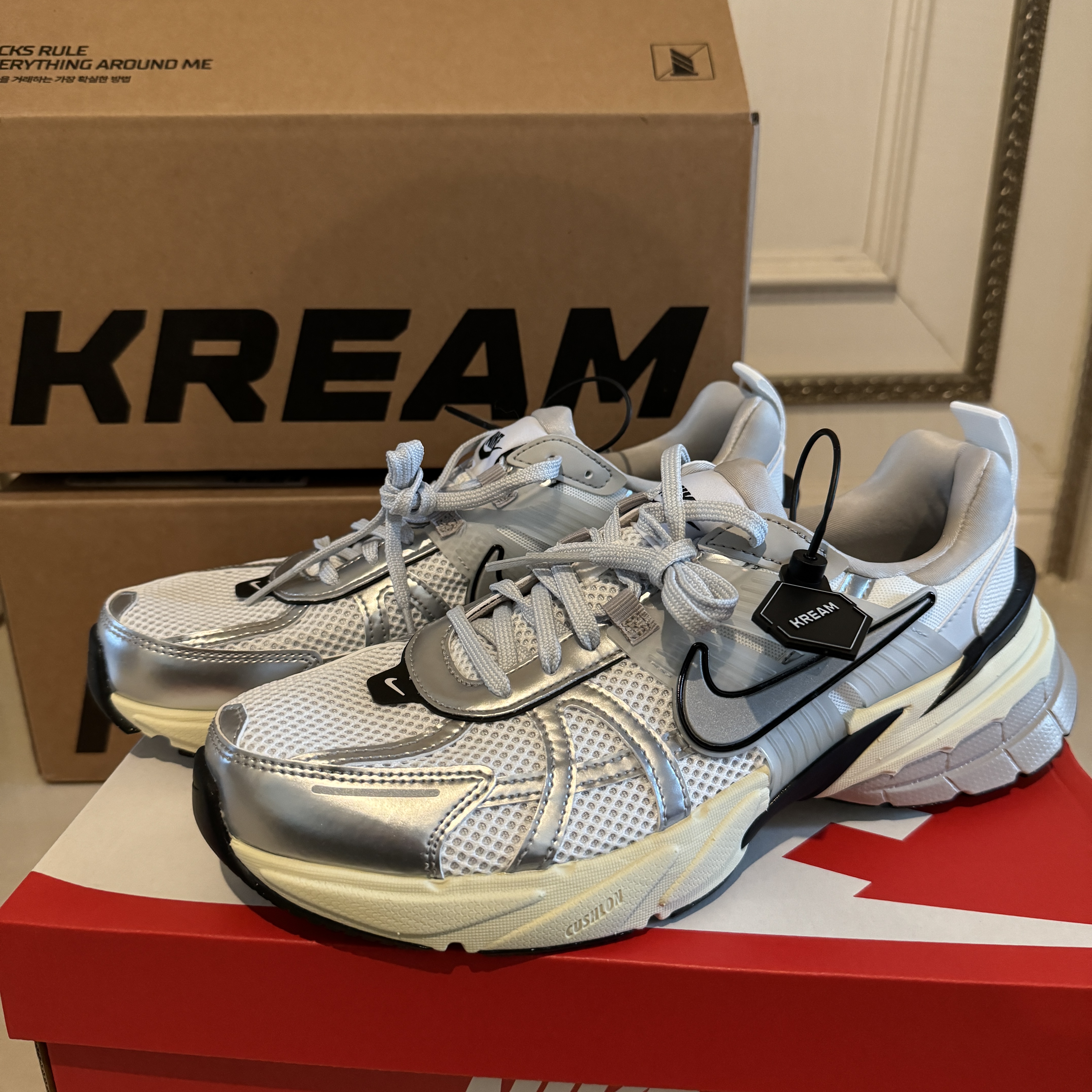 Nike V2K Run Summit White Metallic Silver 착용 스타일