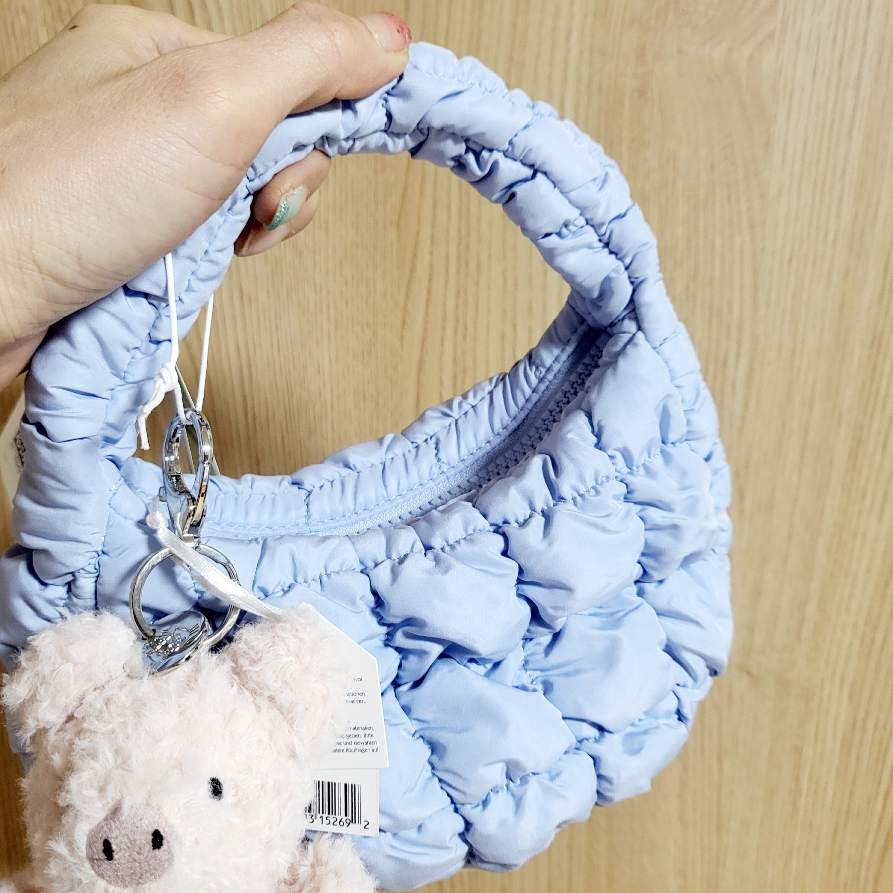 Jellycat Little Pig Bag Charm Fuzzy Pink 착용 스타일