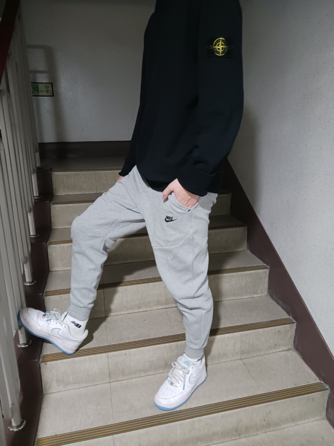 Stone Island 63020 Crewneck Sweatshirt Black - 22FW, Nike Air Force 1 '07 White University Blue 착용 스타일 - 2