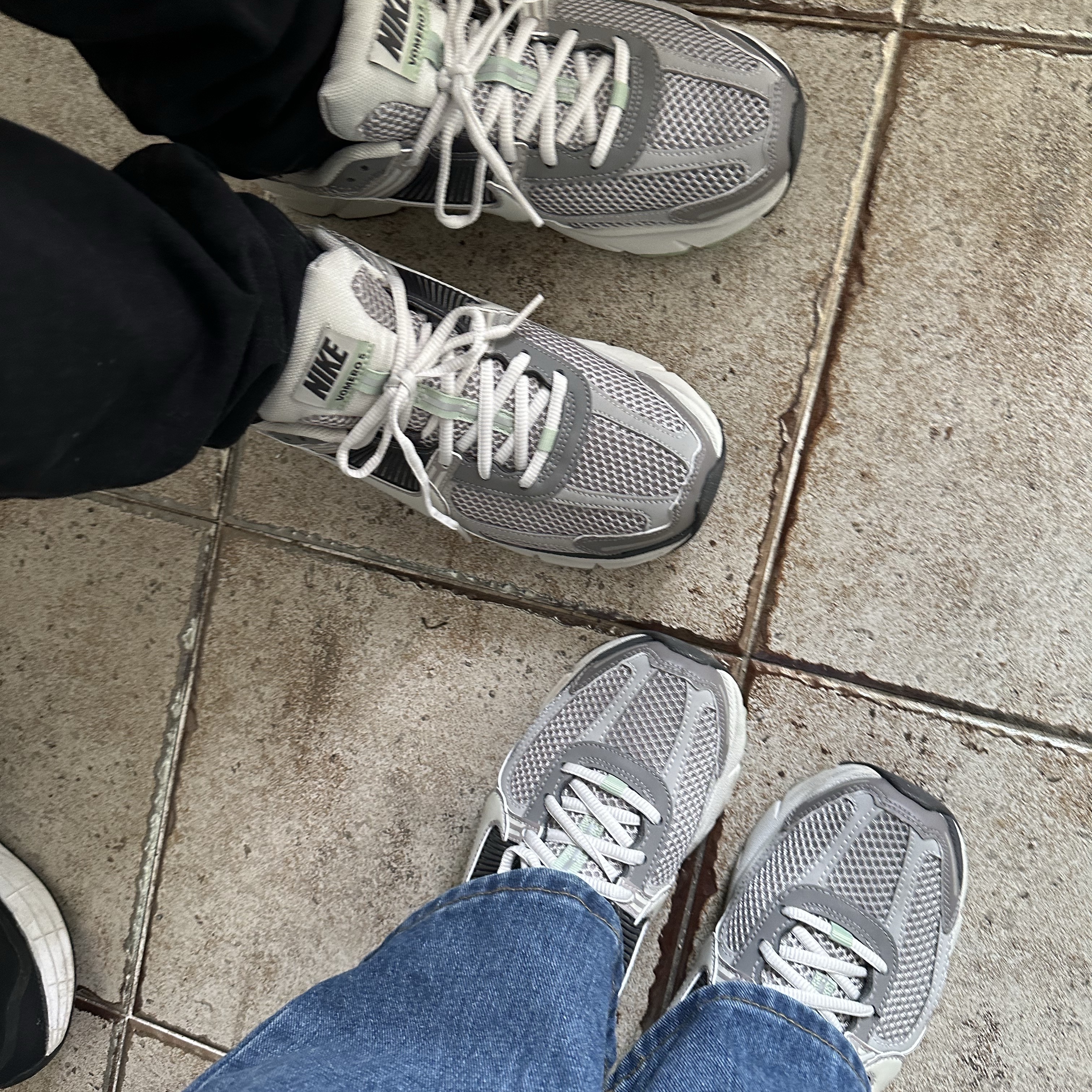 (W) Nike Zoom Vomero 5 Cobblestone and Flat Pewter 착용 스타일 - 2