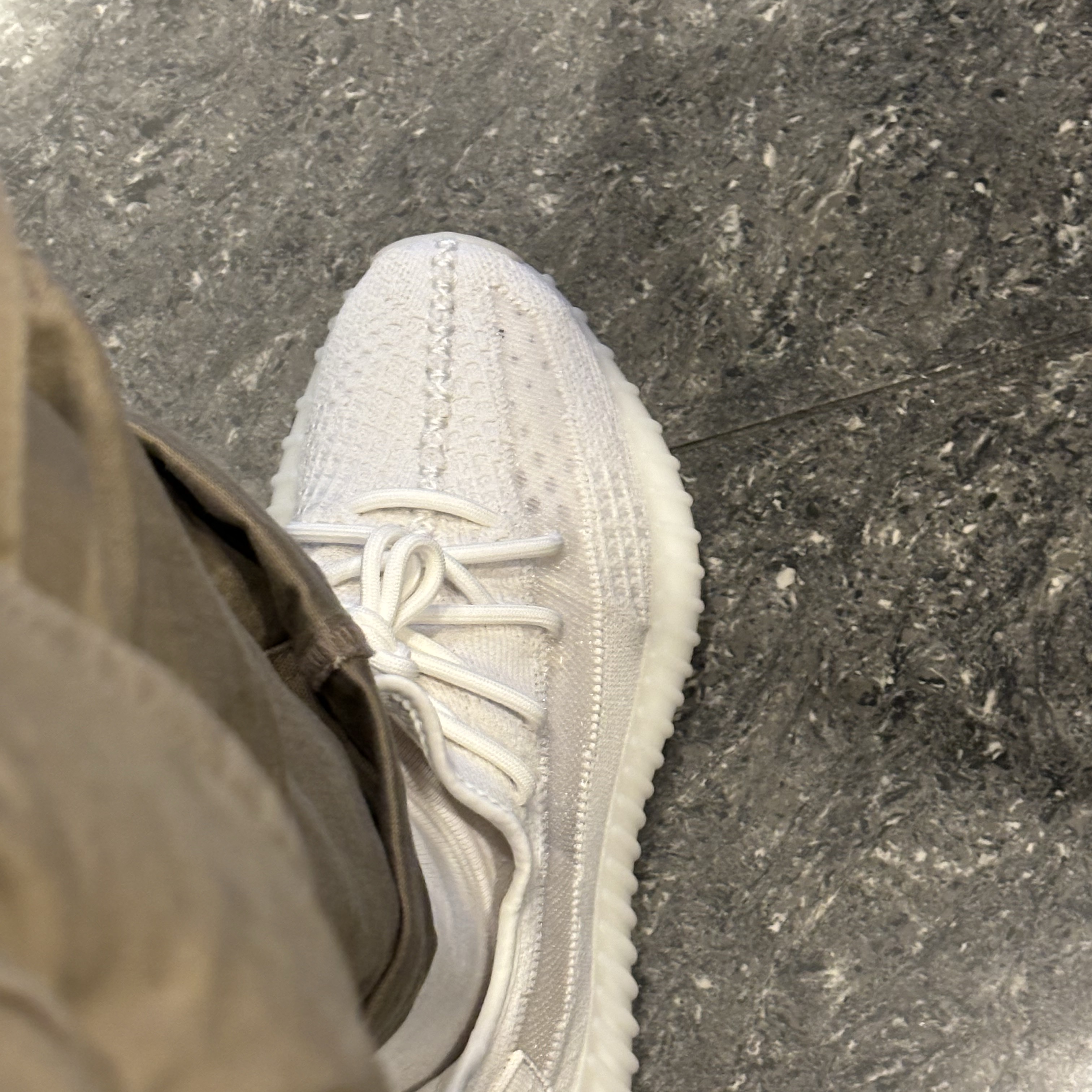 Adidas Yeezy Boost 350 V2 Bone 착용 스타일