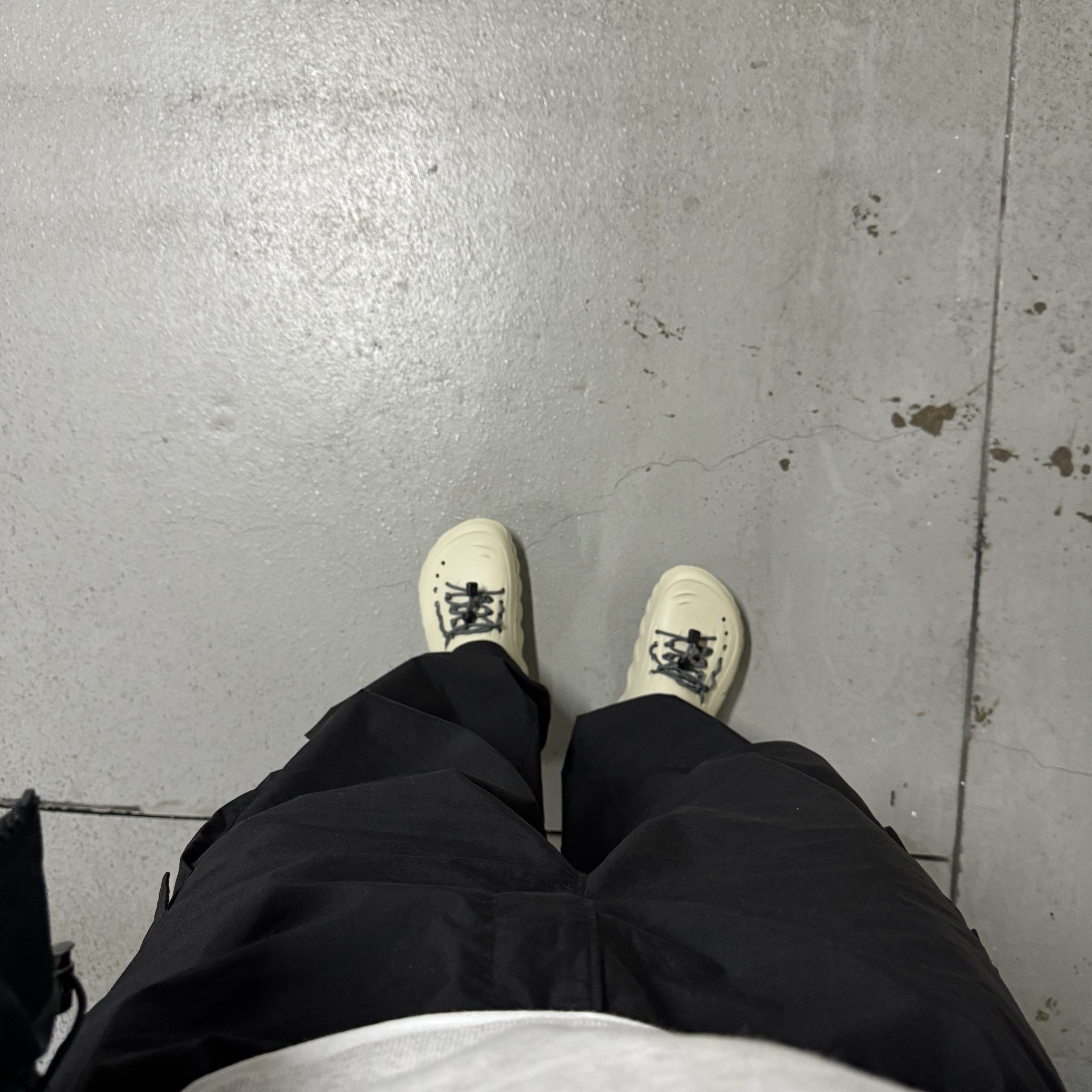 Crocs Echo Clog Bone Black 착용 스타일 - 1