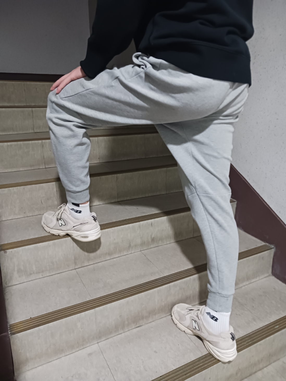 New Balance 530 Ivory, Nike NSW Tech Fleece Jogger Dark Grey Heather - Asia 착용 스타일 - 1