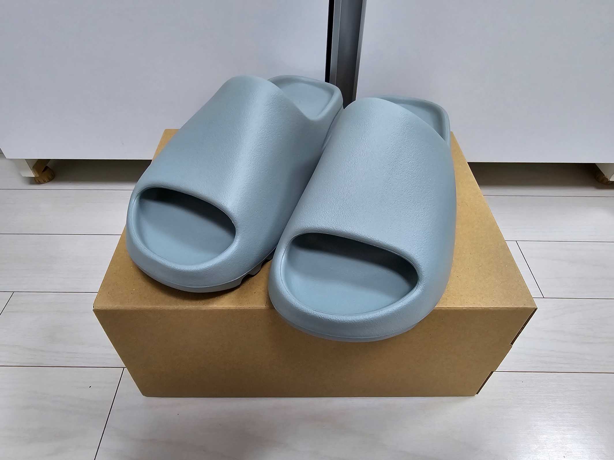 Adidas Yeezy Slide Salt 착용 스타일