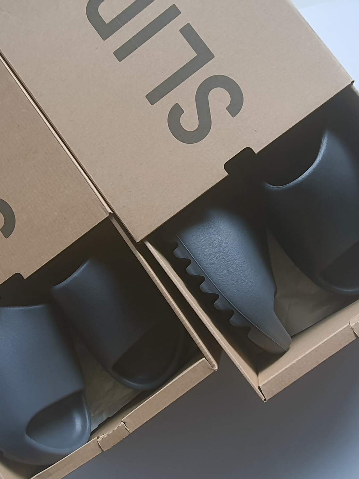 Adidas Yeezy Slide Granite, Adidas Yeezy Slide Slate Grey 착용 스타일