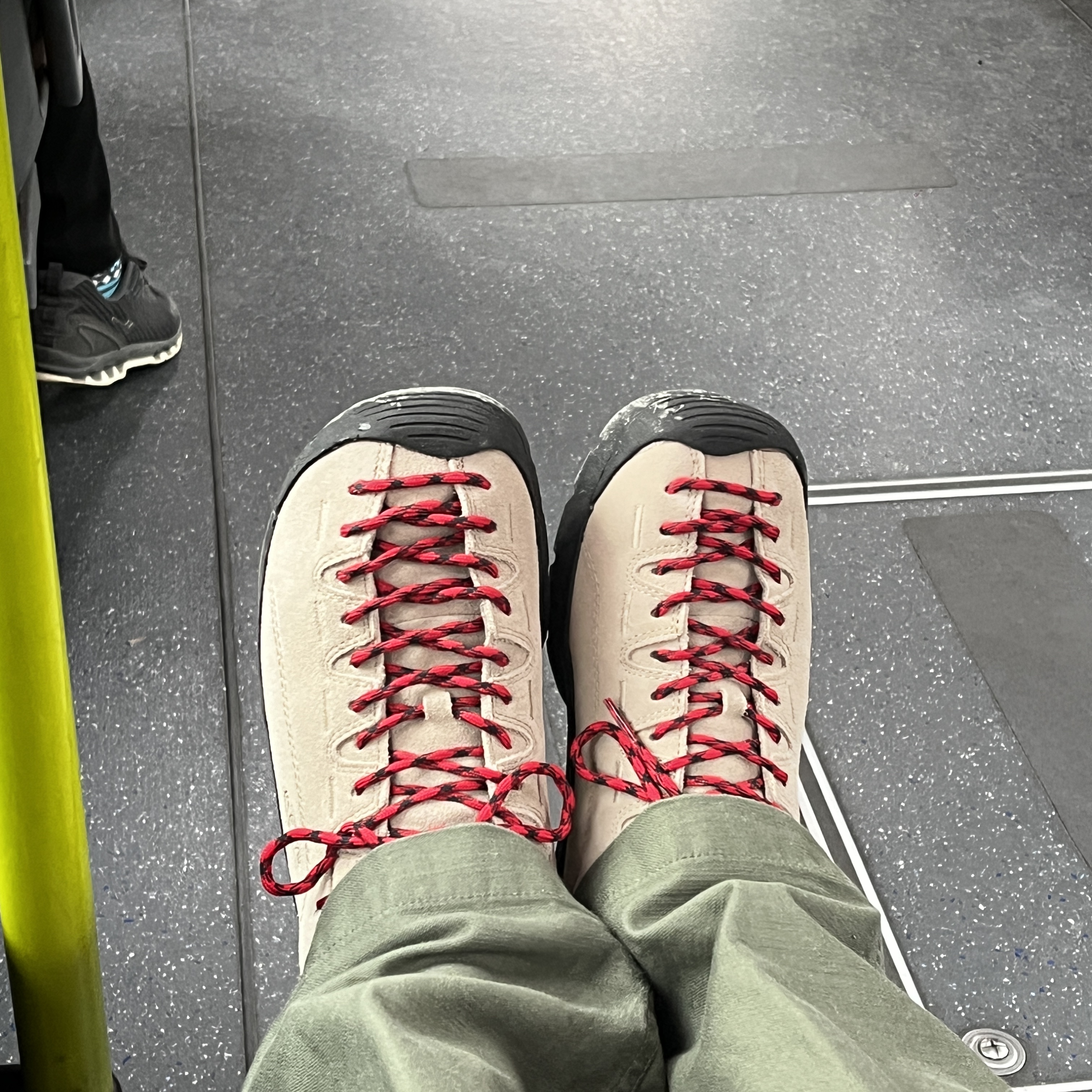 Keen Jasper Suede Sneakers Silver Mink 착용 스타일 - 1