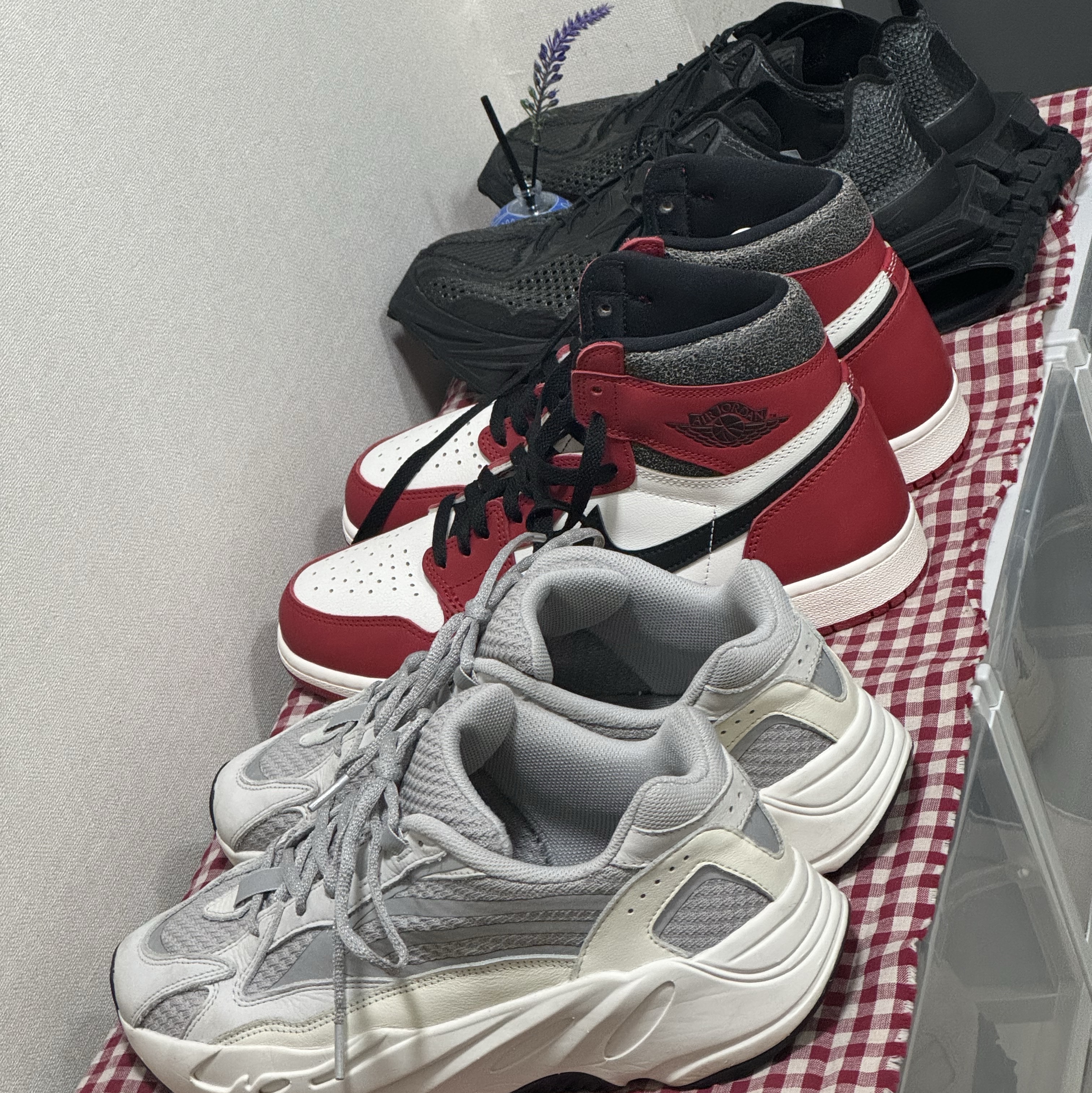 Adidas Yeezy Boost 700 V2 Static 2018, Jordan 1 Retro High OG Chicago 2022 착용 스타일