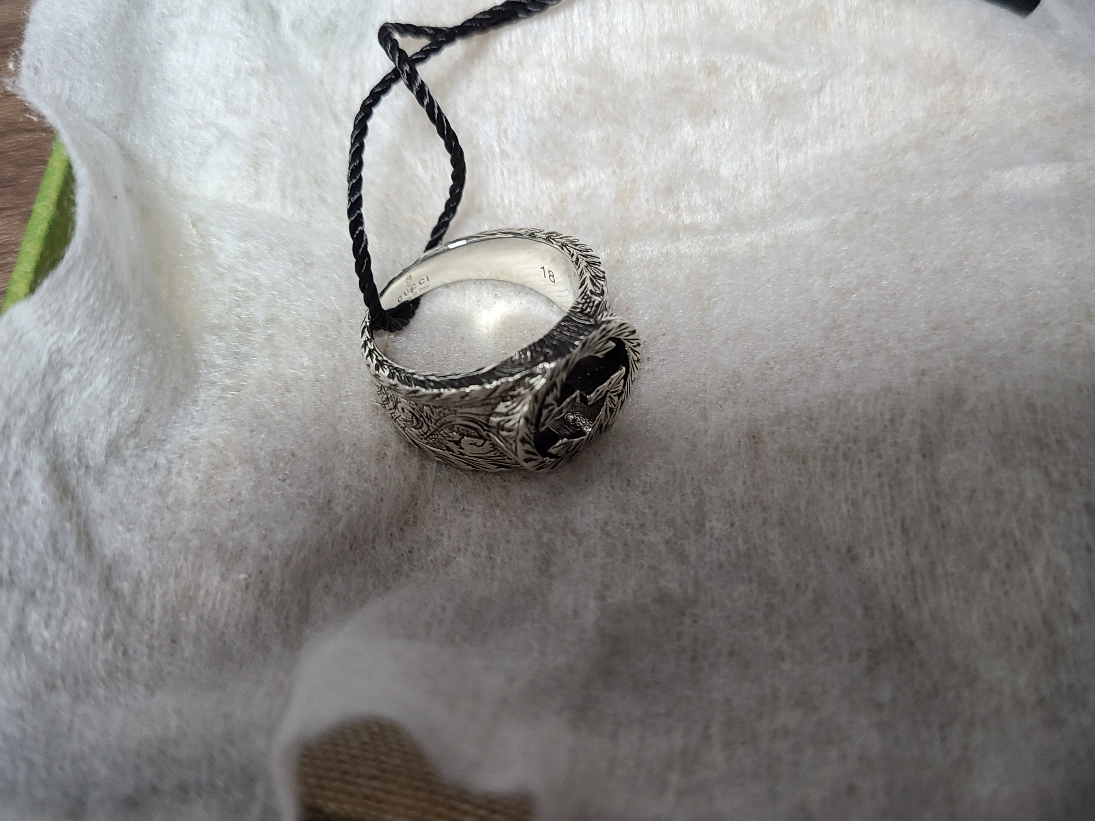 Gucci Interlocking G Ring Silver 착용 스타일 - 5